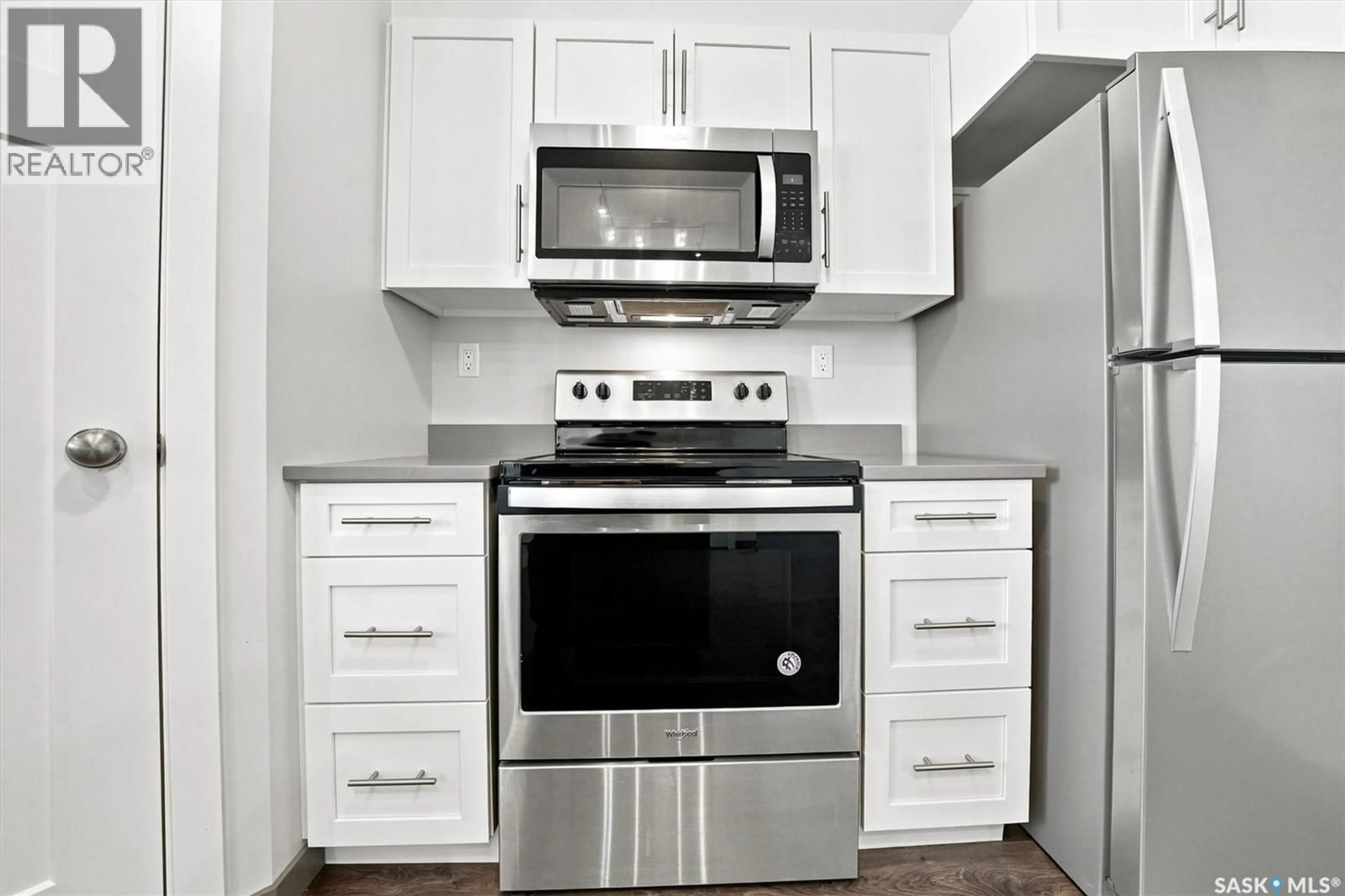 Standard kitchen, unknown for 522 - 335 CORNISH ROAD, Saskatoon Saskatchewan S7T0Z4