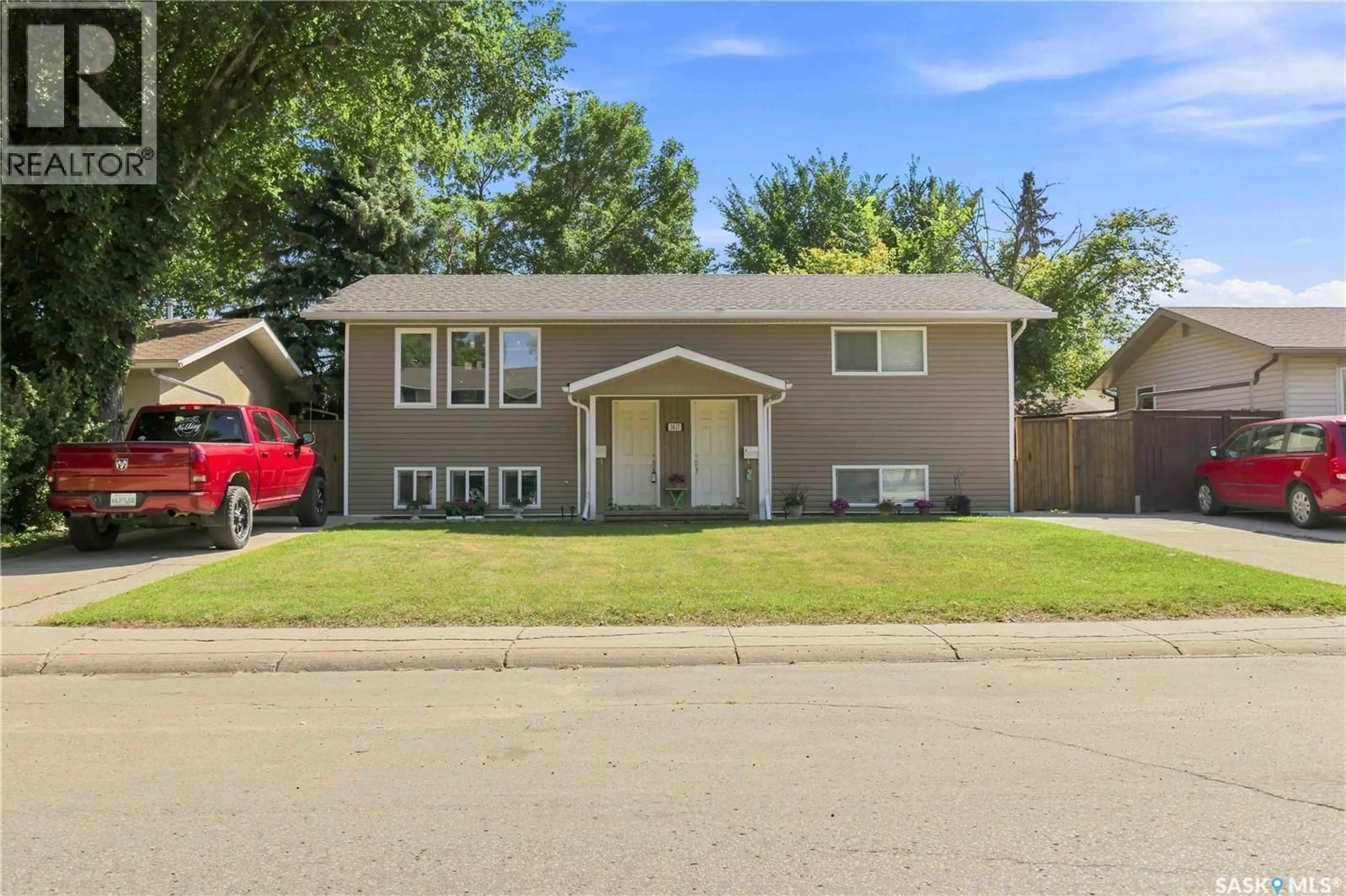 Home with vinyl exterior material, street for 3837 CENTENNIAL DRIVE, Saskatoon Saskatchewan S7L5K8