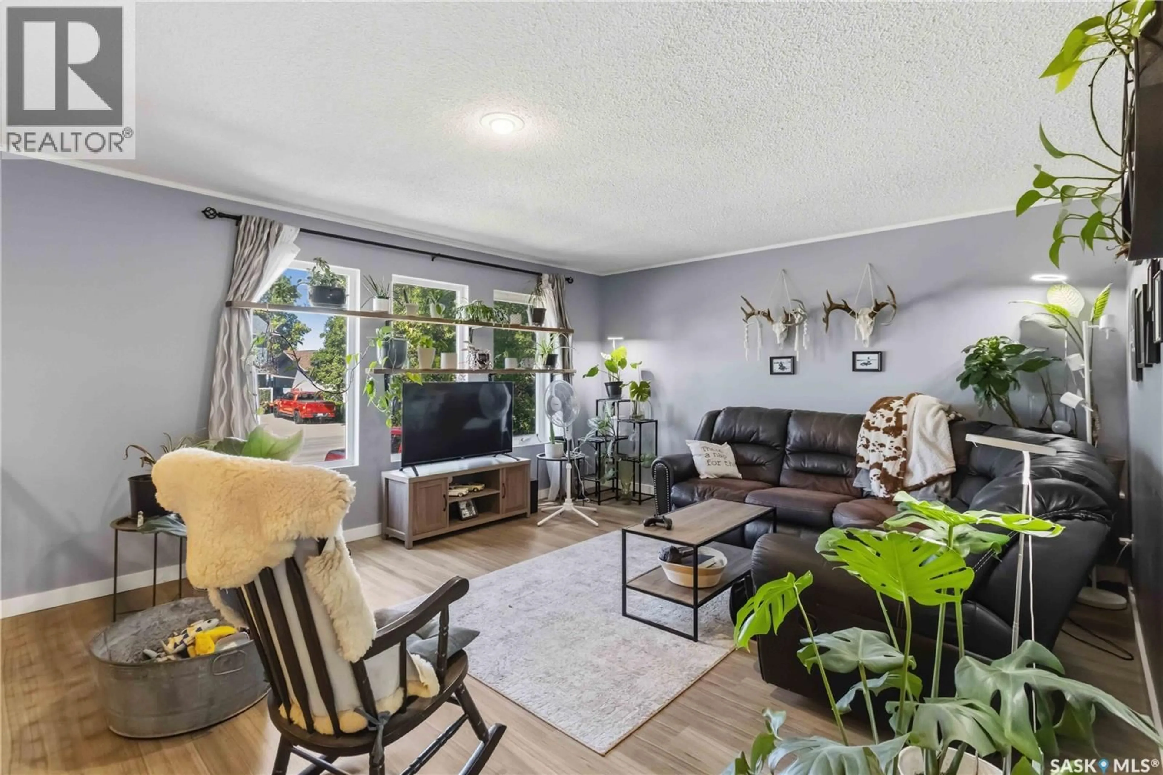 Living room with furniture, unknown for 3837 CENTENNIAL DRIVE, Saskatoon Saskatchewan S7L5K8