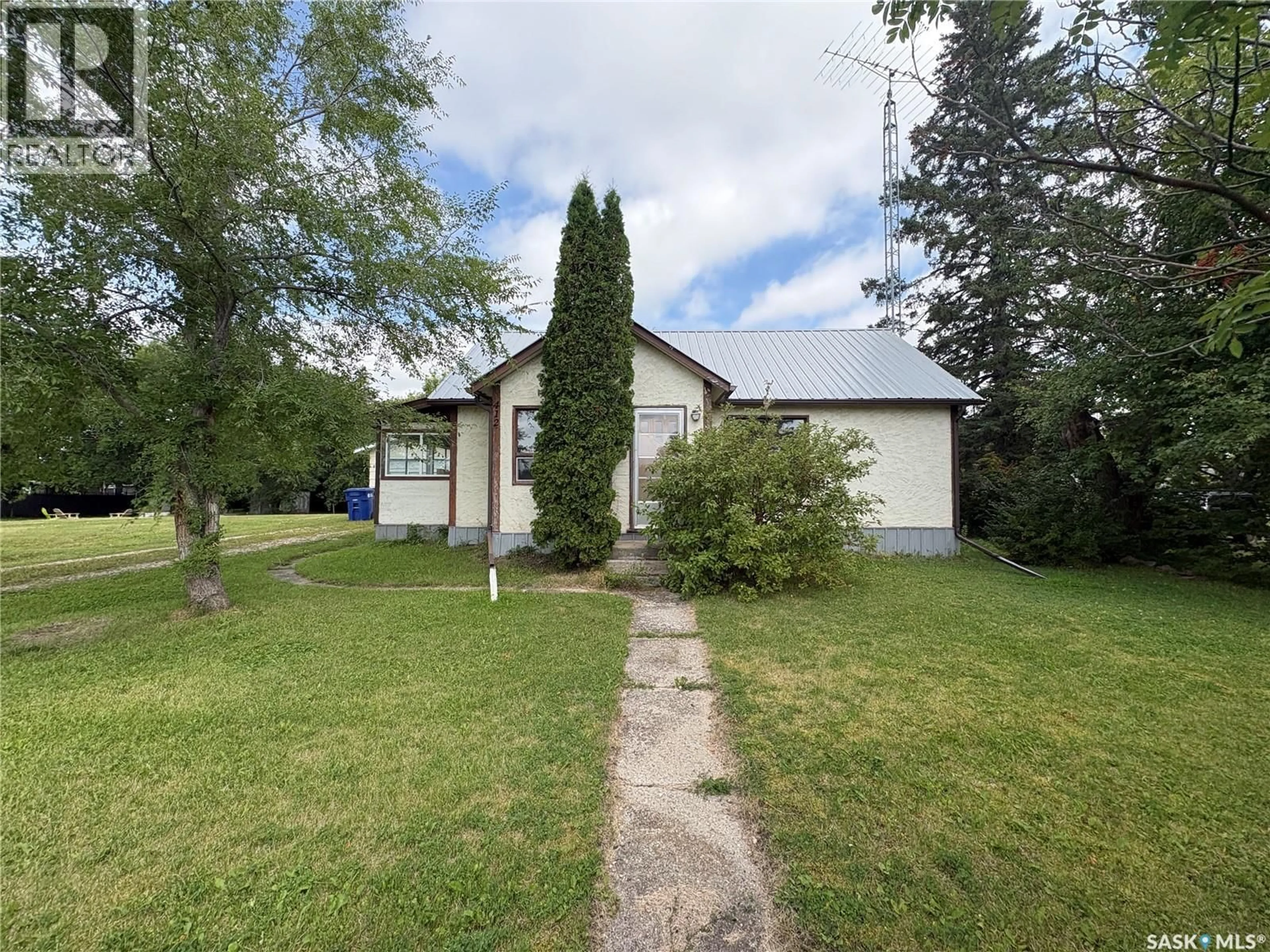 A pic from outside/outdoor area/front of a property/back of a property/a pic from drone, street for 412 1ST AVENUE, Spy Hill Saskatchewan S0A3W0