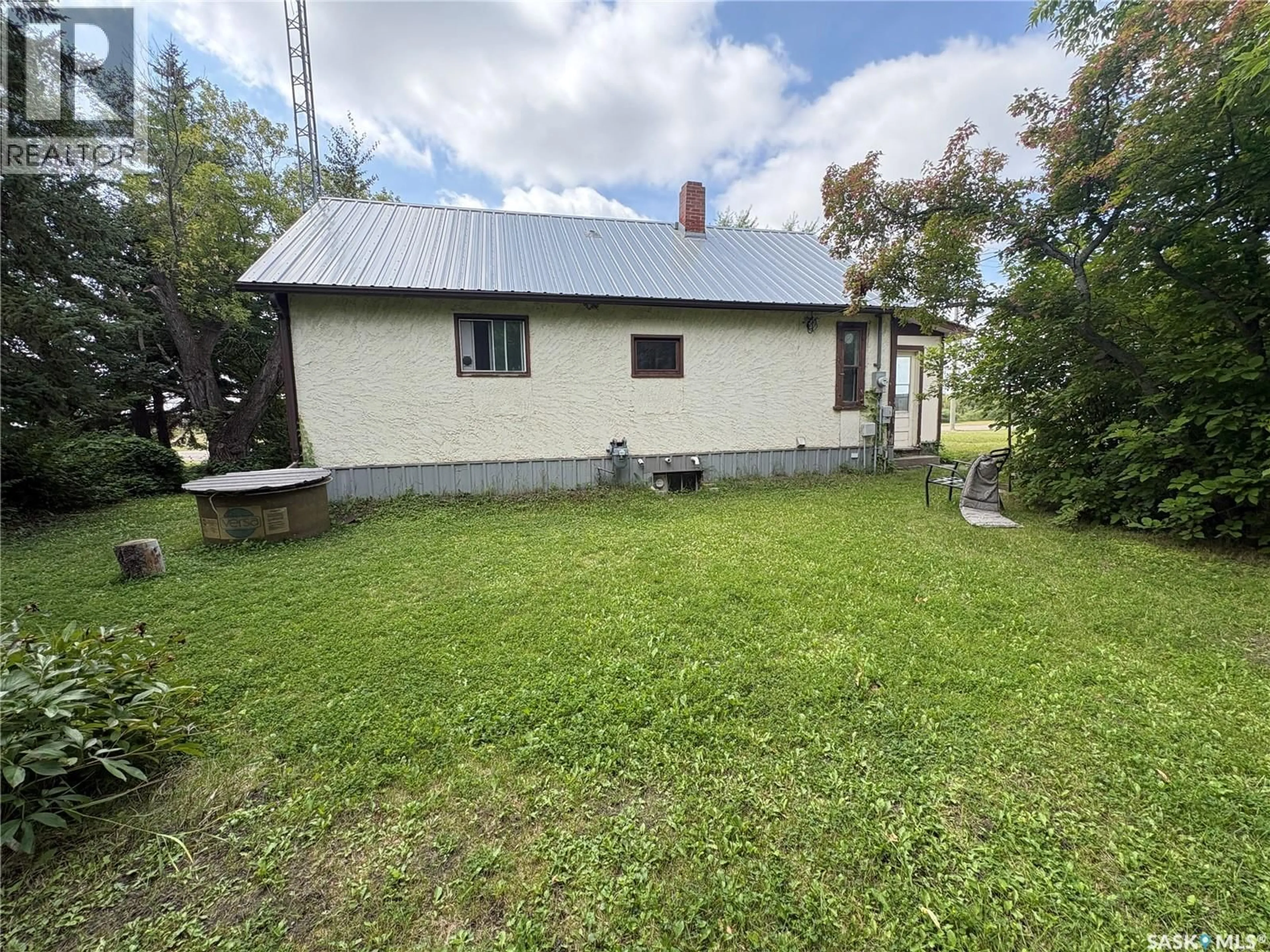 A pic from outside/outdoor area/front of a property/back of a property/a pic from drone, building for 412 1ST AVENUE, Spy Hill Saskatchewan S0A3W0
