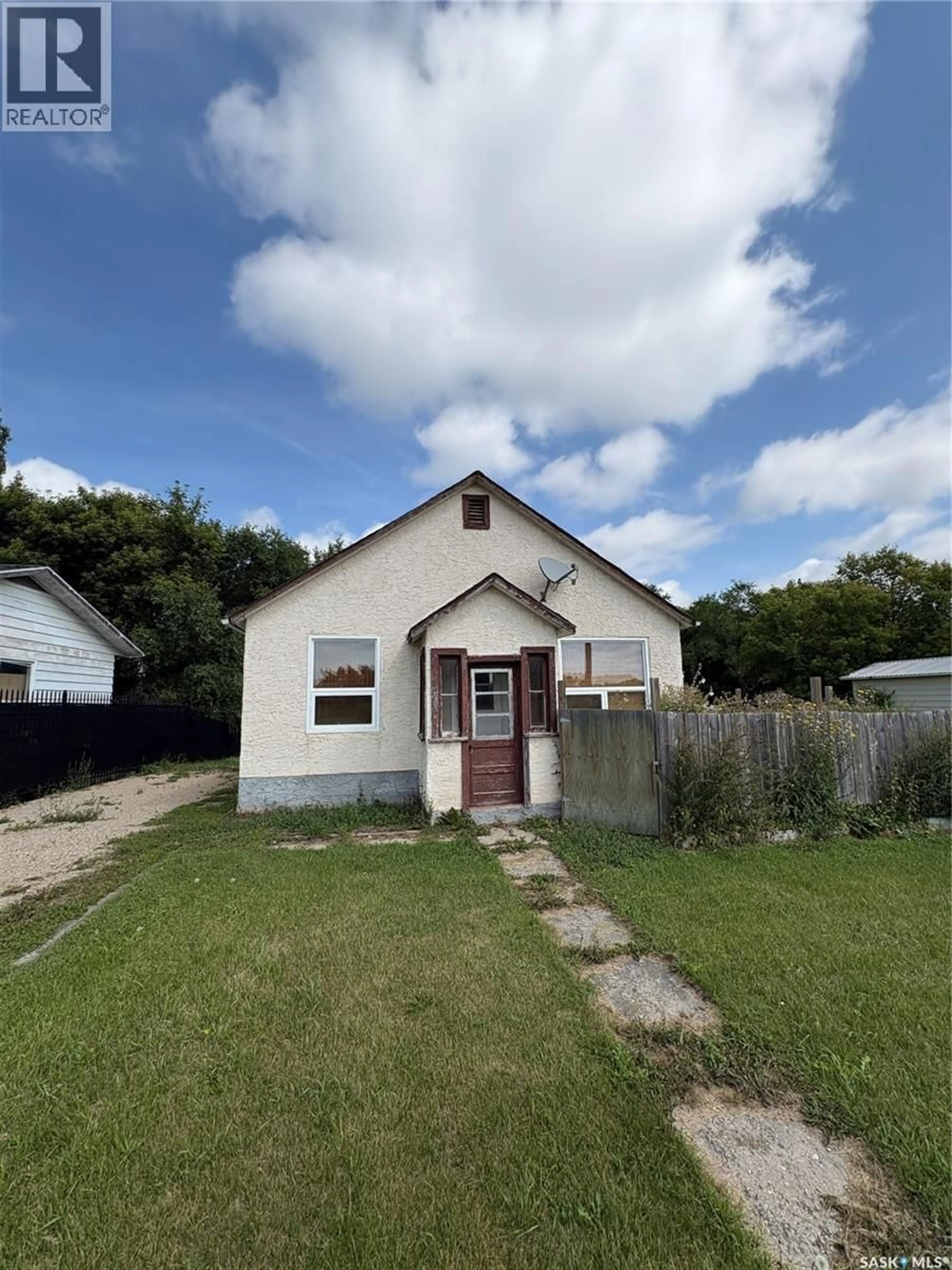 A pic from outside/outdoor area/front of a property/back of a property/a pic from drone, street for 408 1ST AVENUE, Spy Hill Saskatchewan S0A3W0