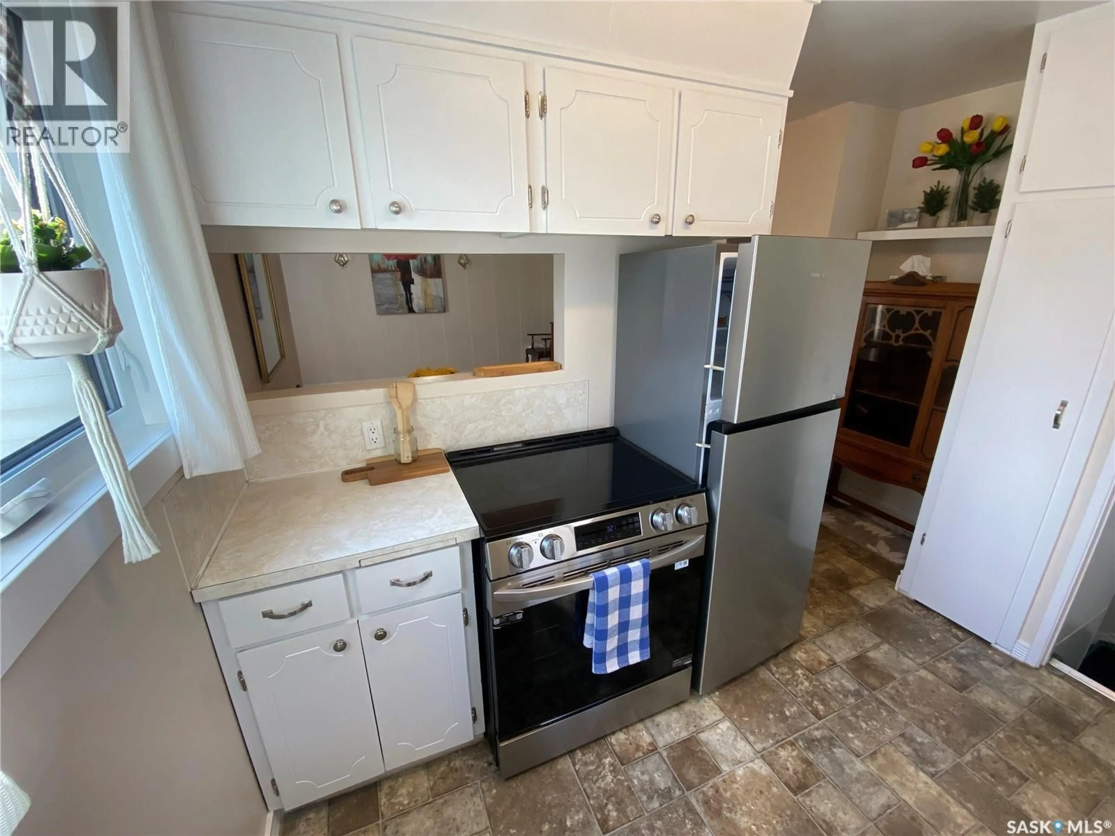 Standard kitchen, ceramic/tile floor for 157 BROADWAY STREET, Yorkton Saskatchewan S3N0M5