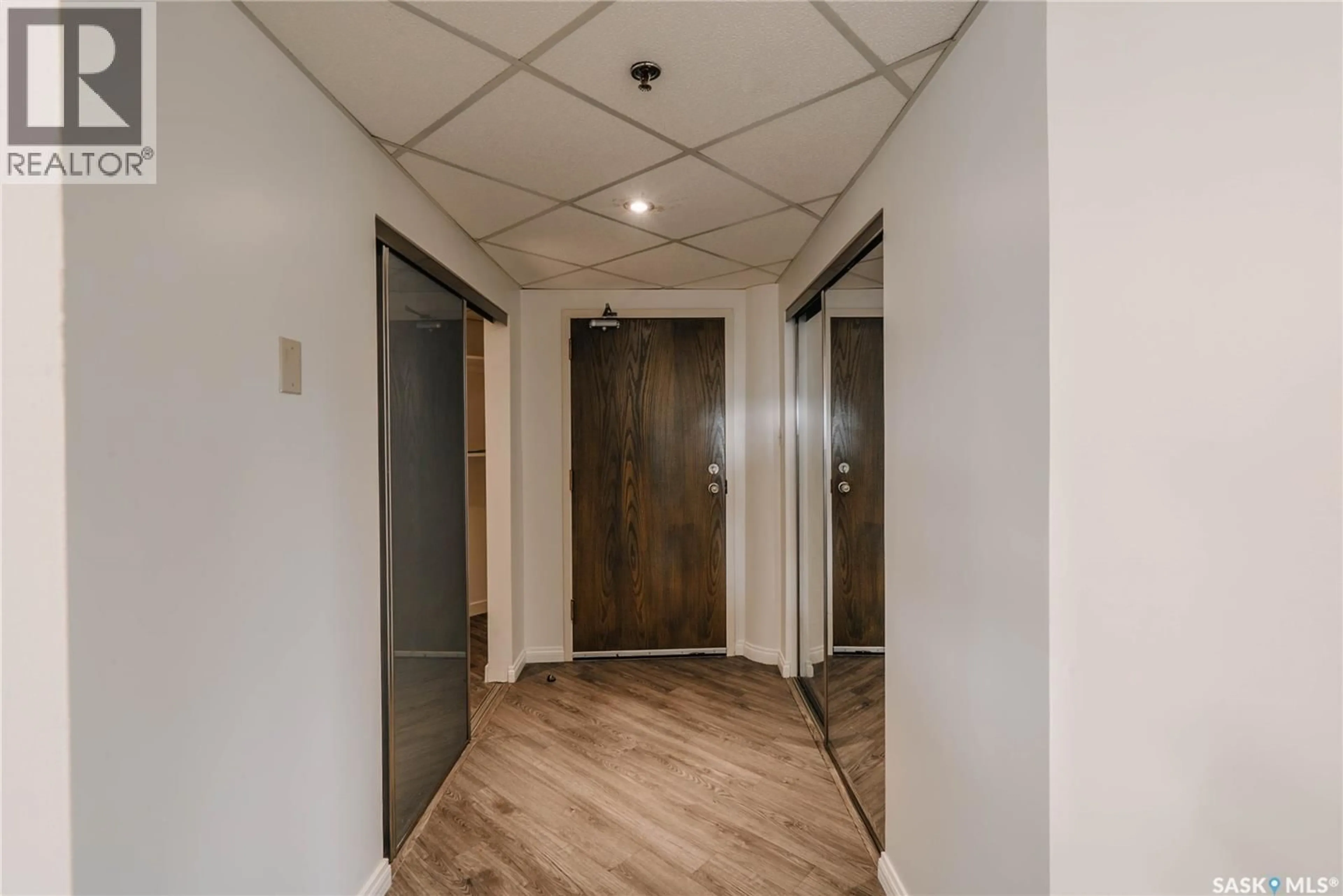 Indoor foyer for 404 611 UNIVERSITY DRIVE, Saskatoon Saskatchewan S7N3Z1