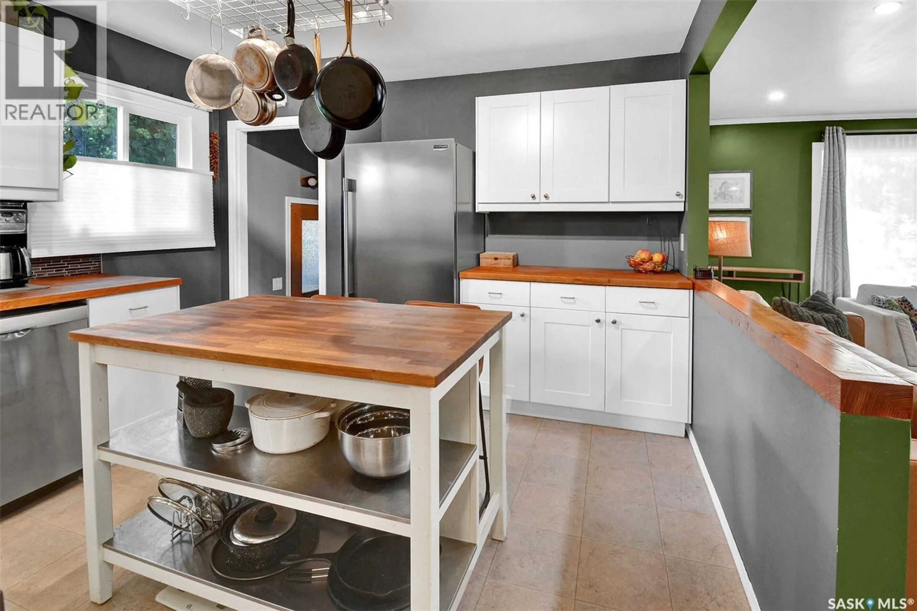 Open concept kitchen, ceramic/tile floor for 816 4TH STREET, Saskatoon Saskatchewan S7H1K4
