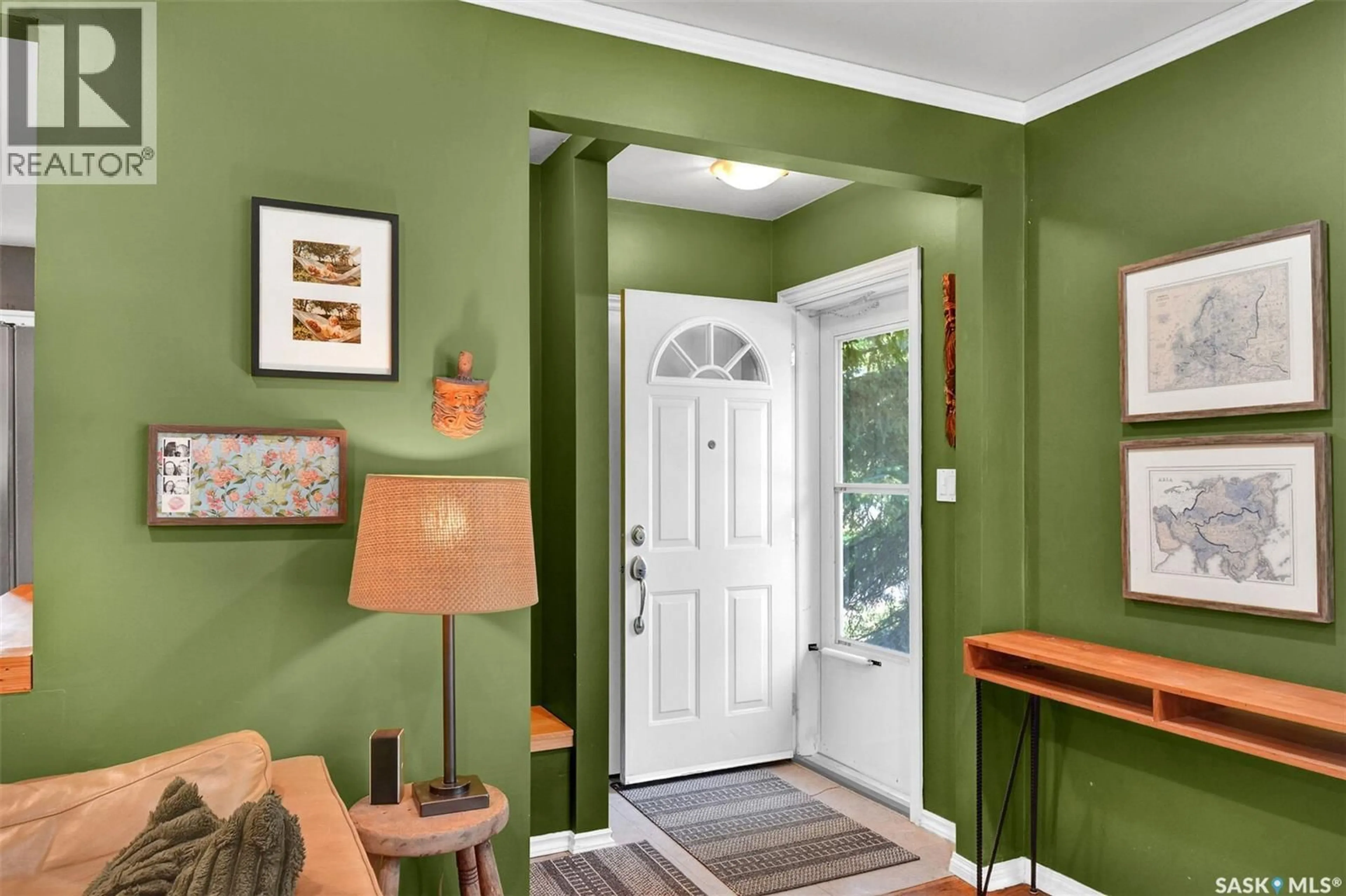 Indoor entryway for 816 4TH STREET, Saskatoon Saskatchewan S7H1K4