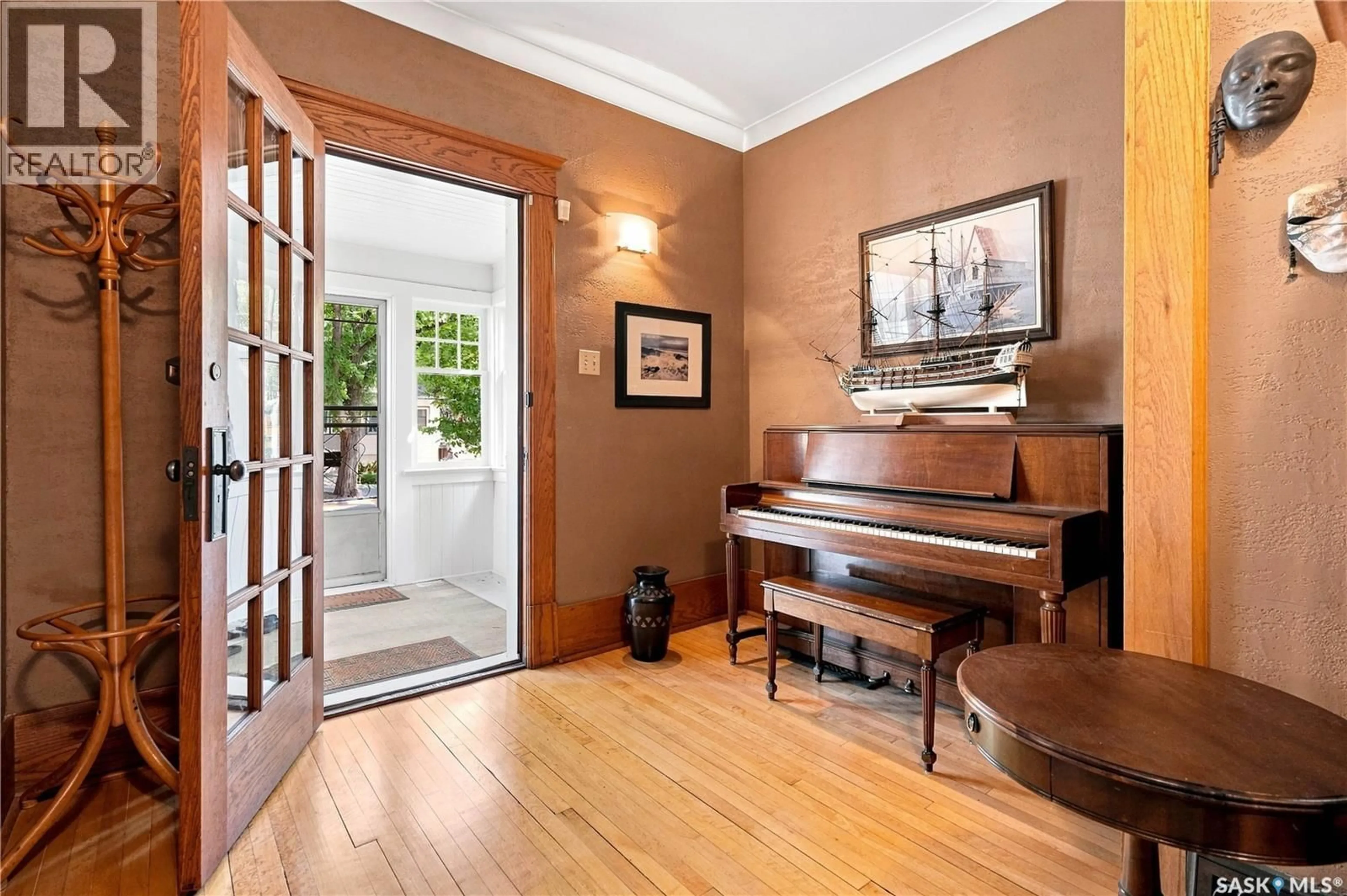 Indoor entryway for 2274 ELPHINSTONE STREET, Regina Saskatchewan S4T3N8
