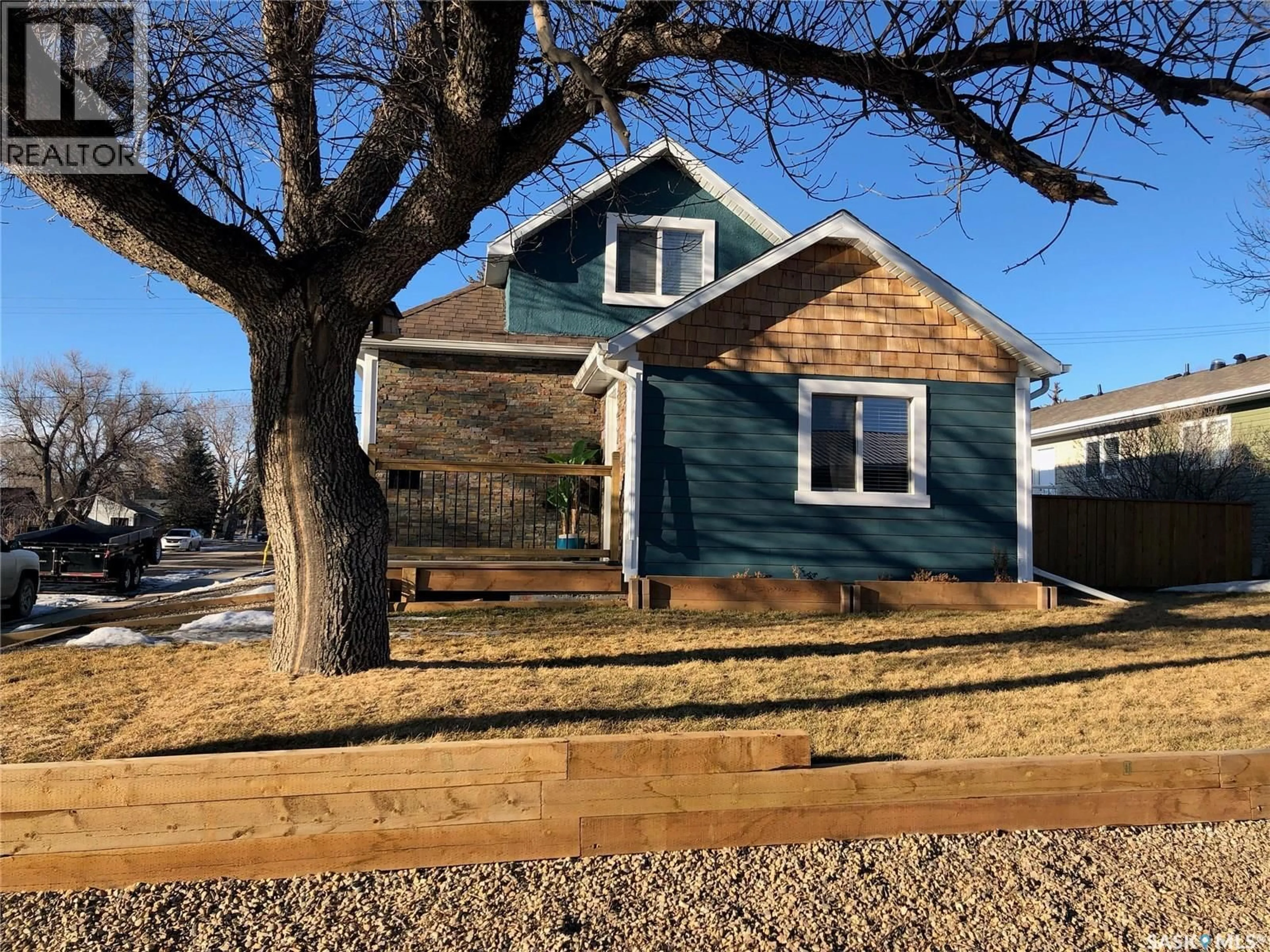 Home with vinyl exterior material, street for 707 RAILWAY STREET, Swift Current Saskatchewan S9H1E1