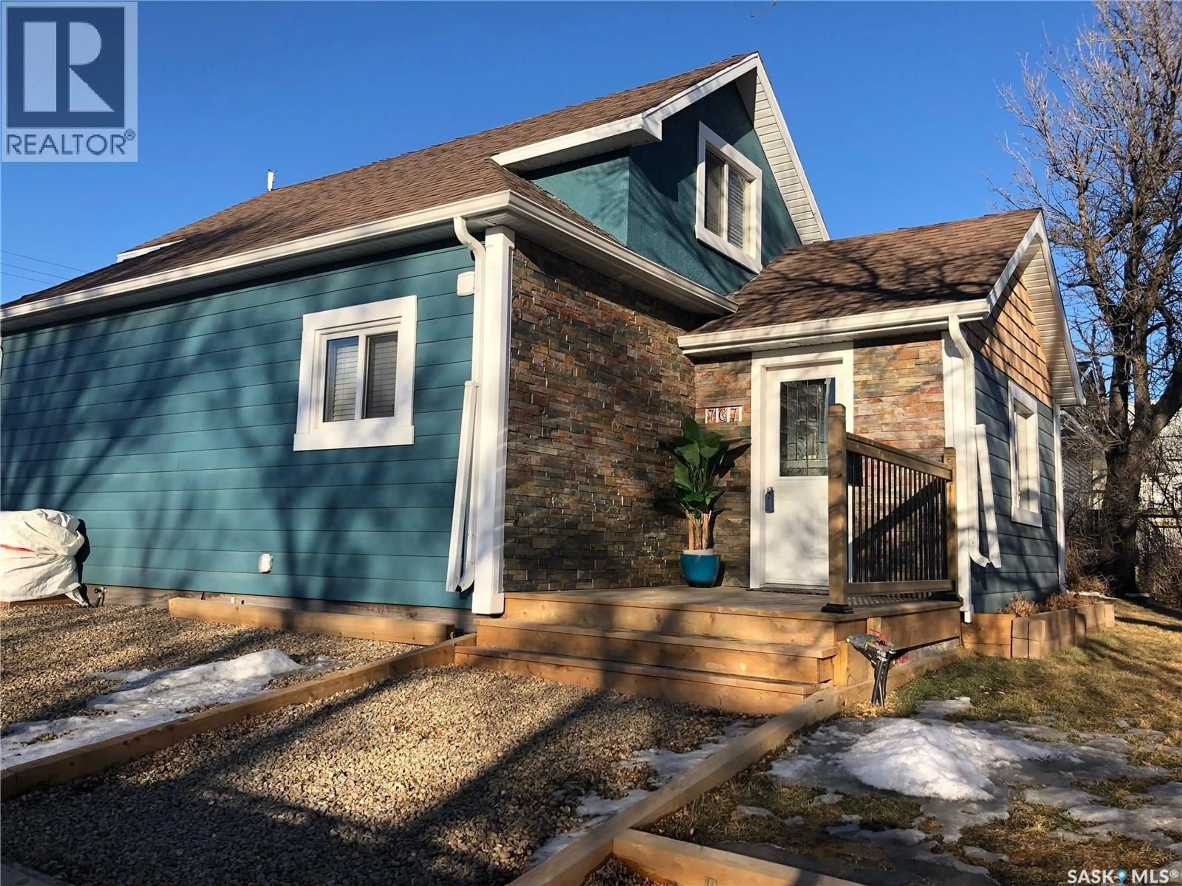 Home with vinyl exterior material, street for 707 RAILWAY STREET, Swift Current Saskatchewan S9H1E1