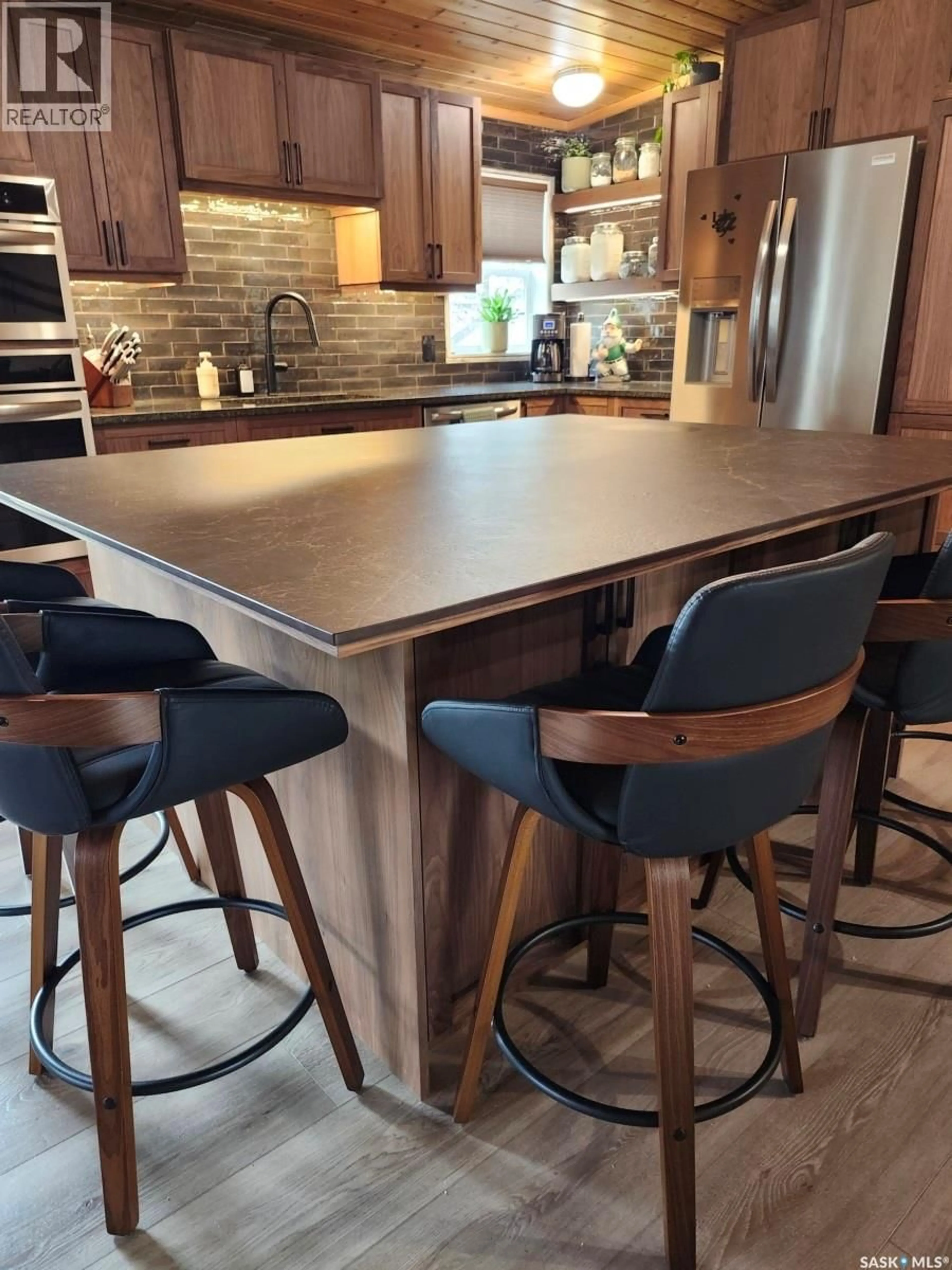 Contemporary kitchen, wood/laminate floor for 309-310 DANIEL DRIVE, Buffalo Pound Lake Saskatchewan S0G0H0