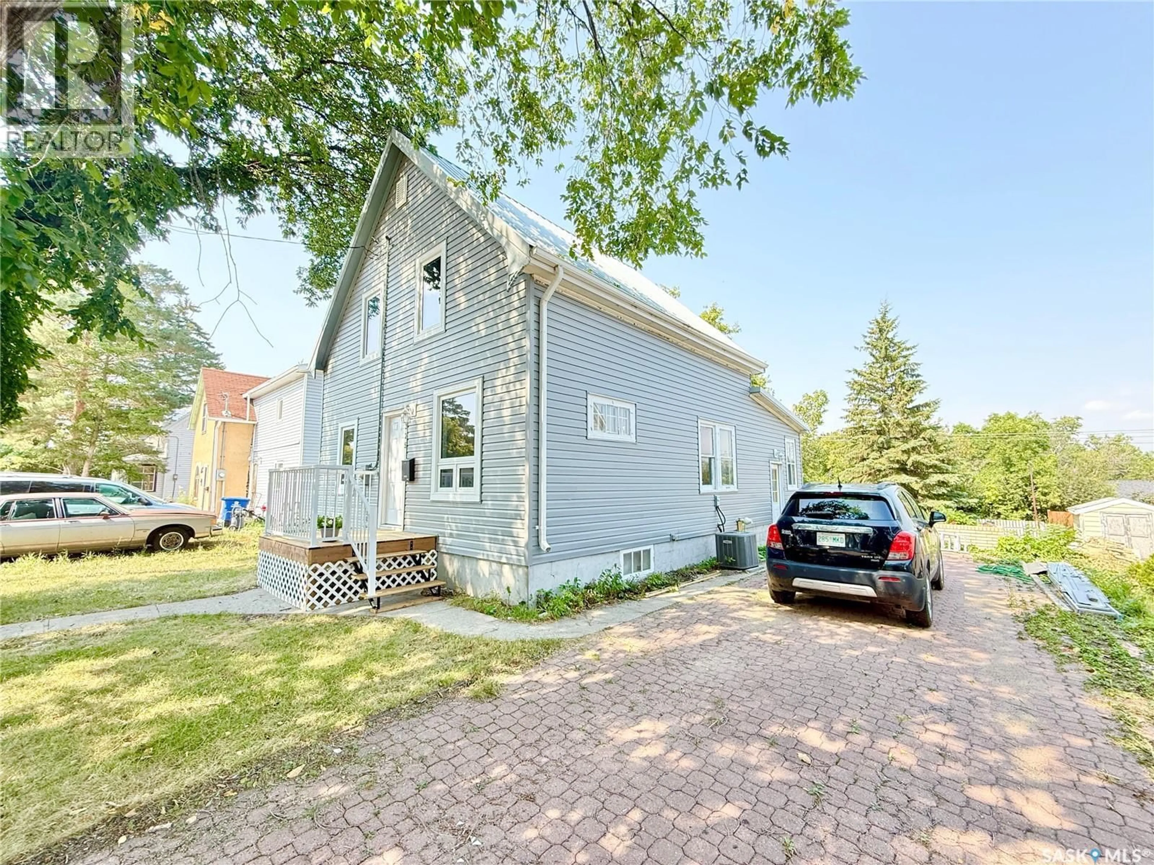 Unknown for 325 3RD AVENUE, Weyburn Saskatchewan S4H1X5