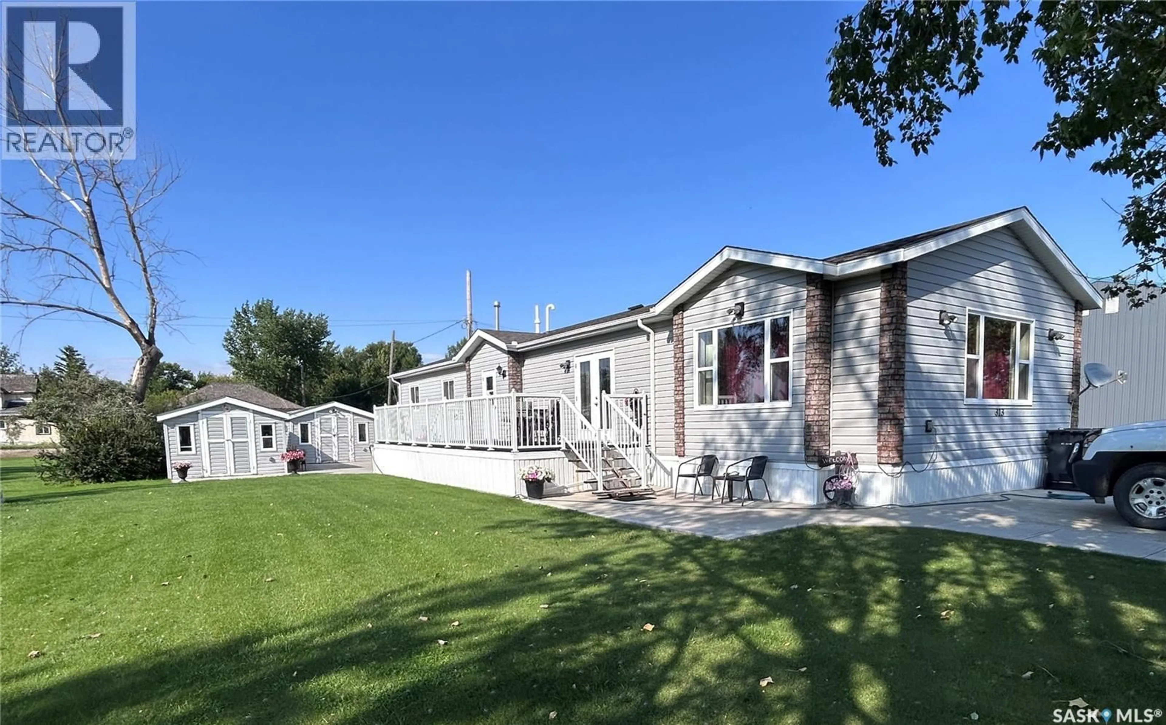 Home with vinyl exterior material, unknown for 313 1ST STREET, North Portal Saskatchewan S0C1W0