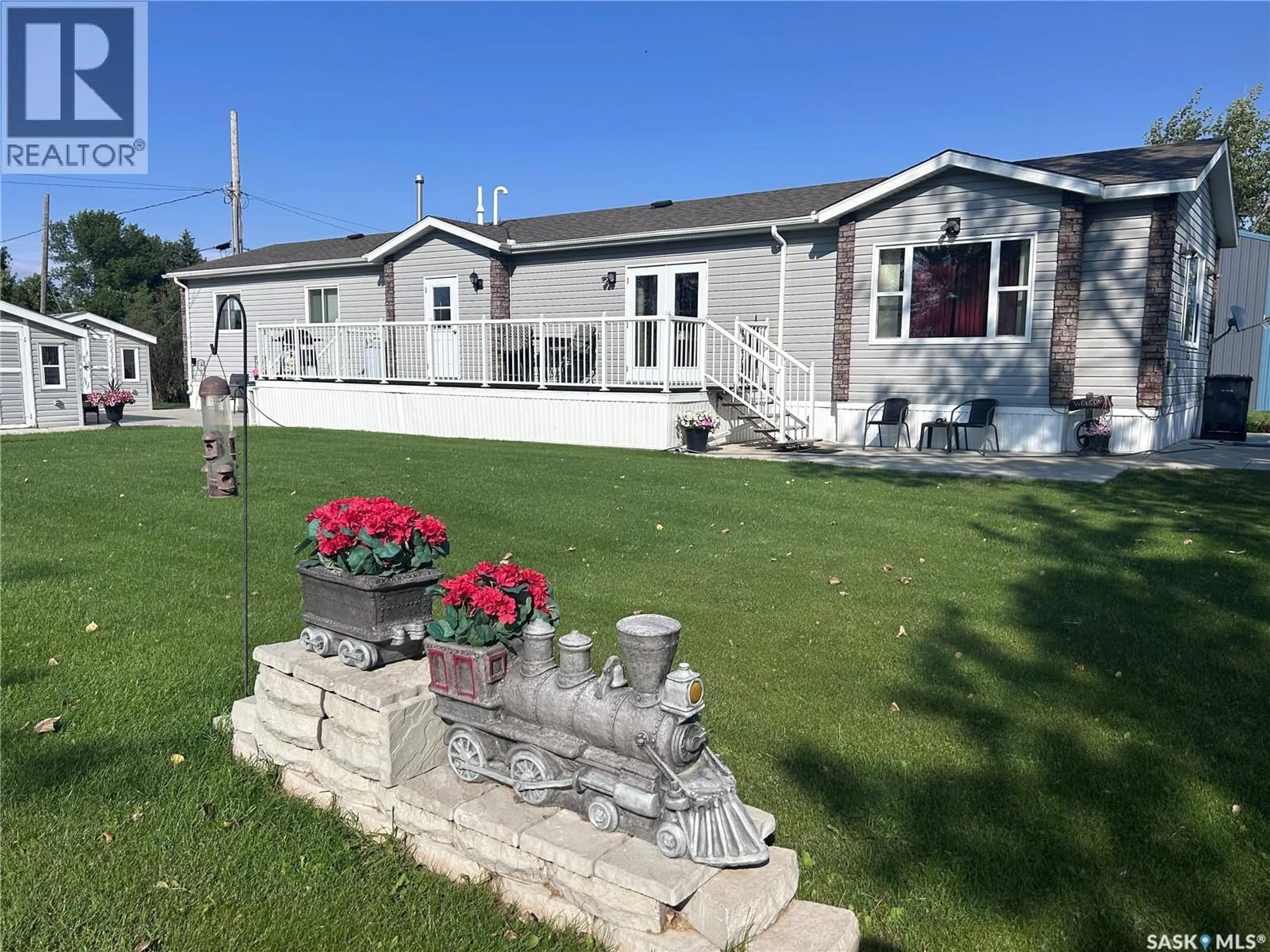 Home with vinyl exterior material, water/lake/river/ocean view for 313 1ST STREET, North Portal Saskatchewan S0C1W0