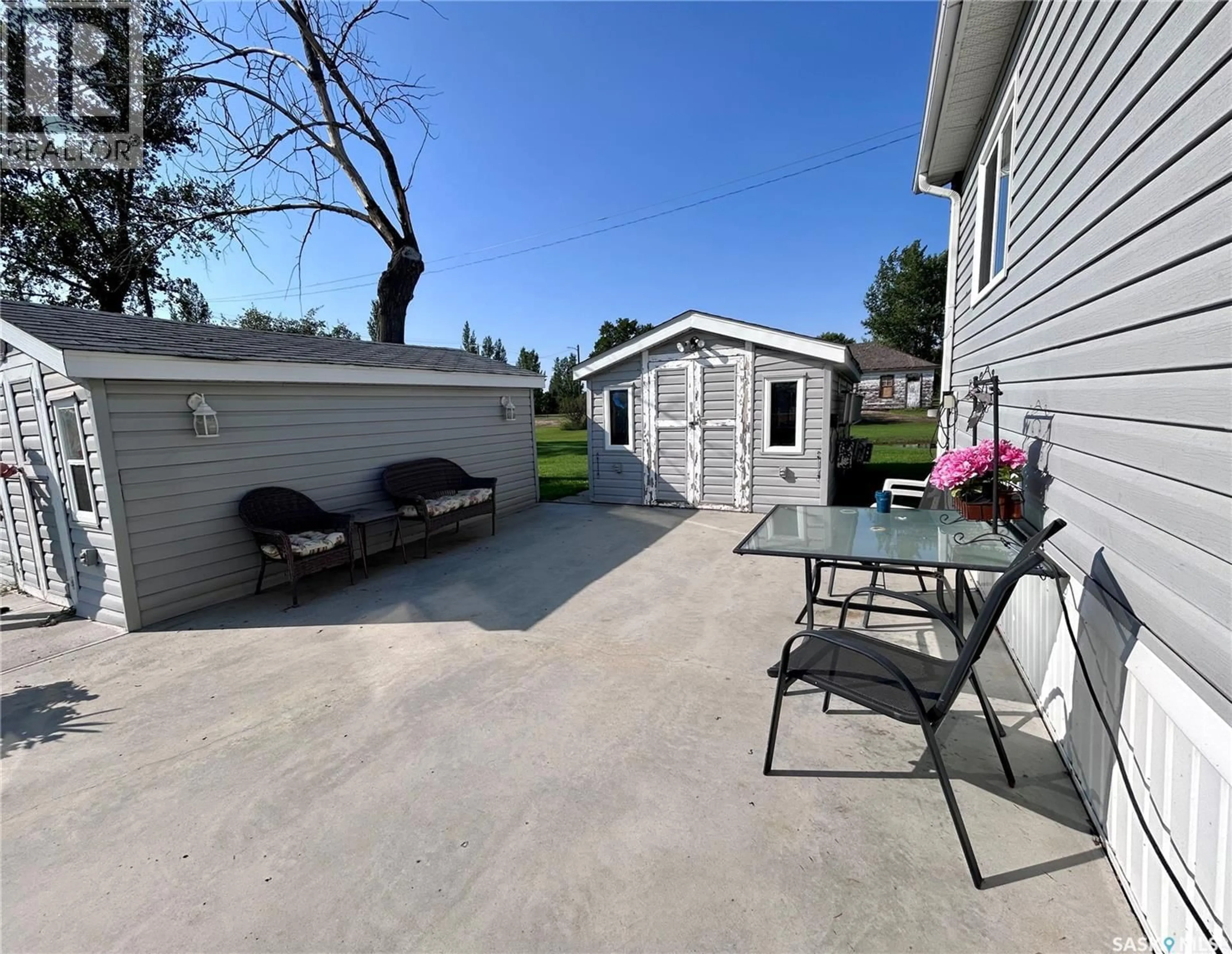 Patio, street for 313 1ST STREET, North Portal Saskatchewan S0C1W0