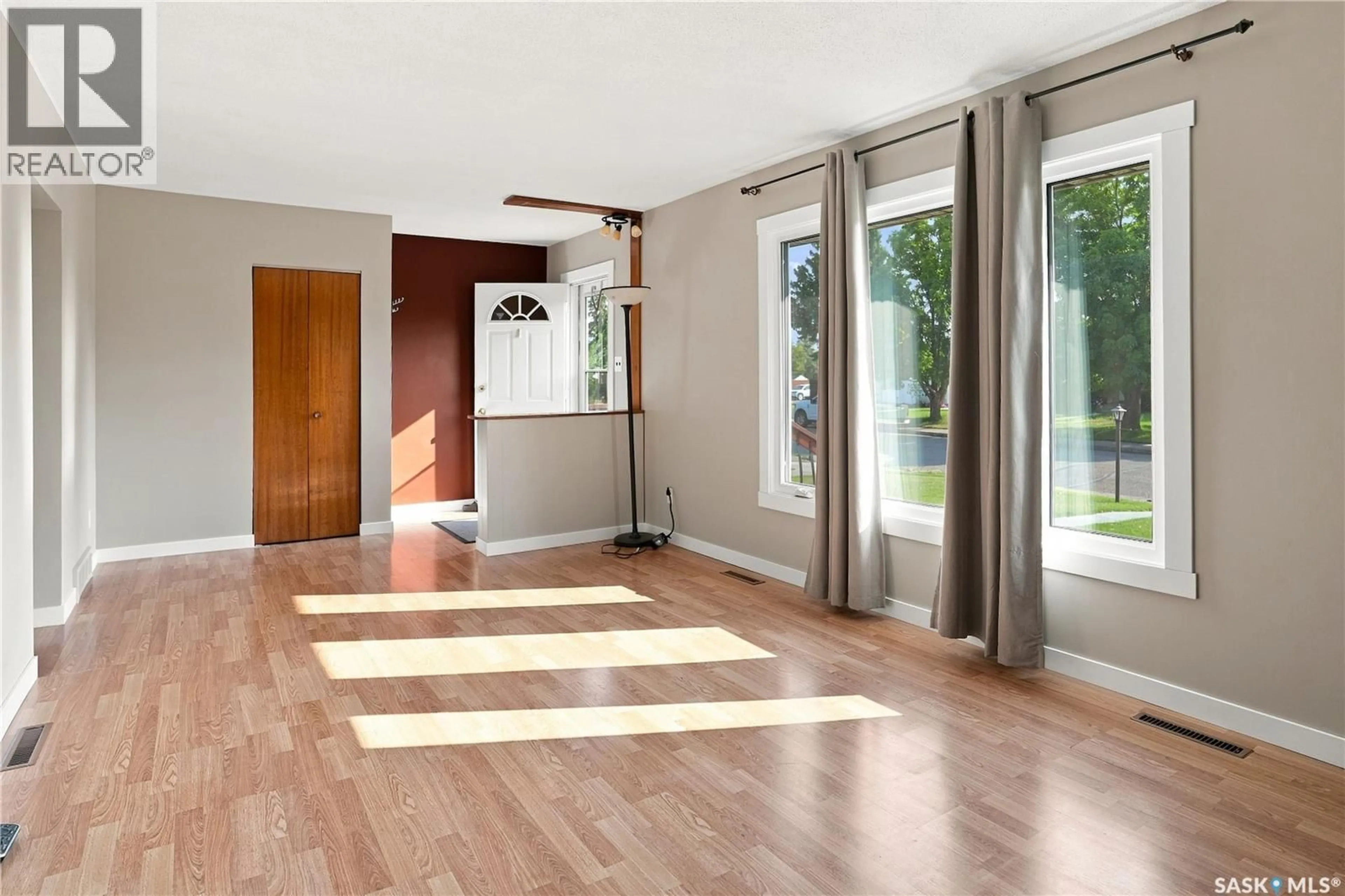 Indoor entryway for 571 104TH STREET, North Battleford Saskatchewan S9A1M5