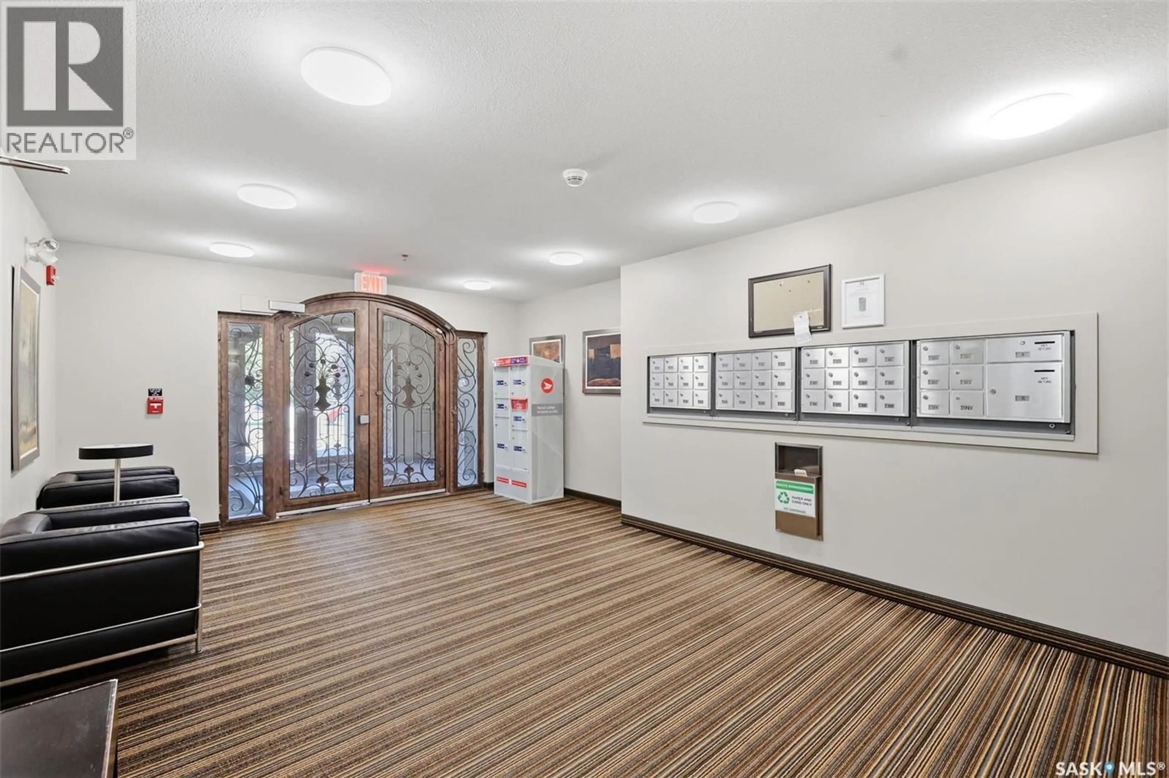 Indoor foyer for 104A HUNTER ROAD, Saskatoon Saskatchewan S7T0J7