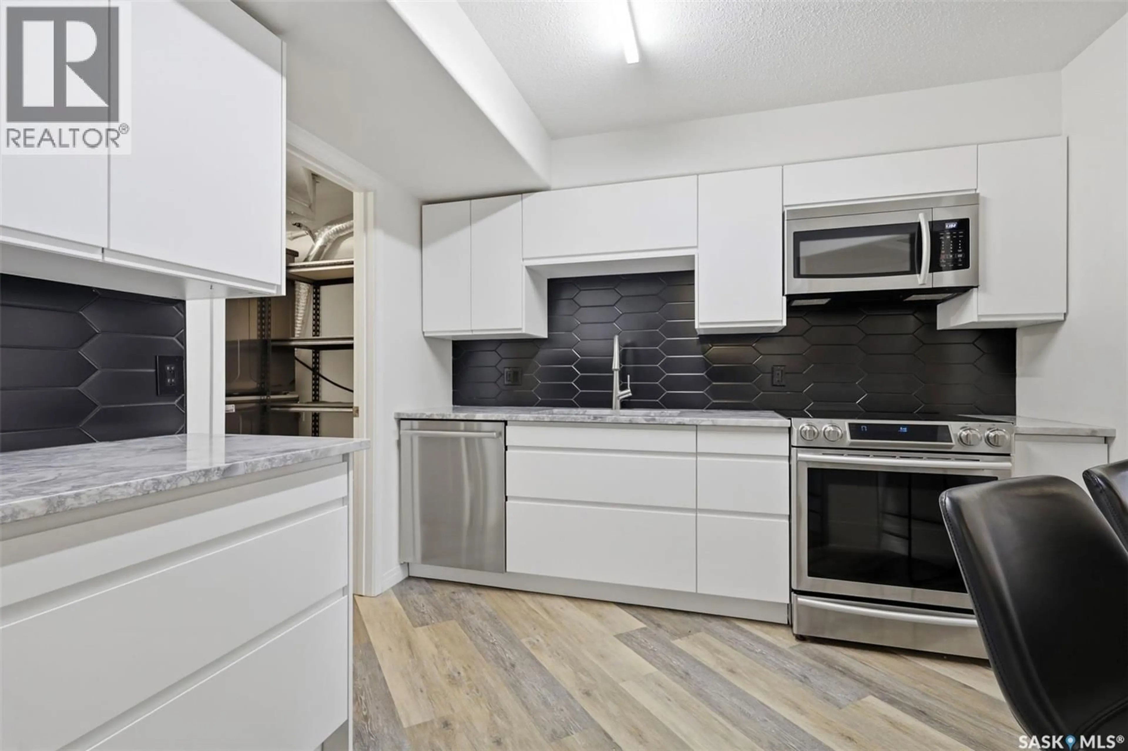Standard kitchen, unknown for 208 - 1700 MAIN STREET E, Saskatoon Saskatchewan S7H5S1