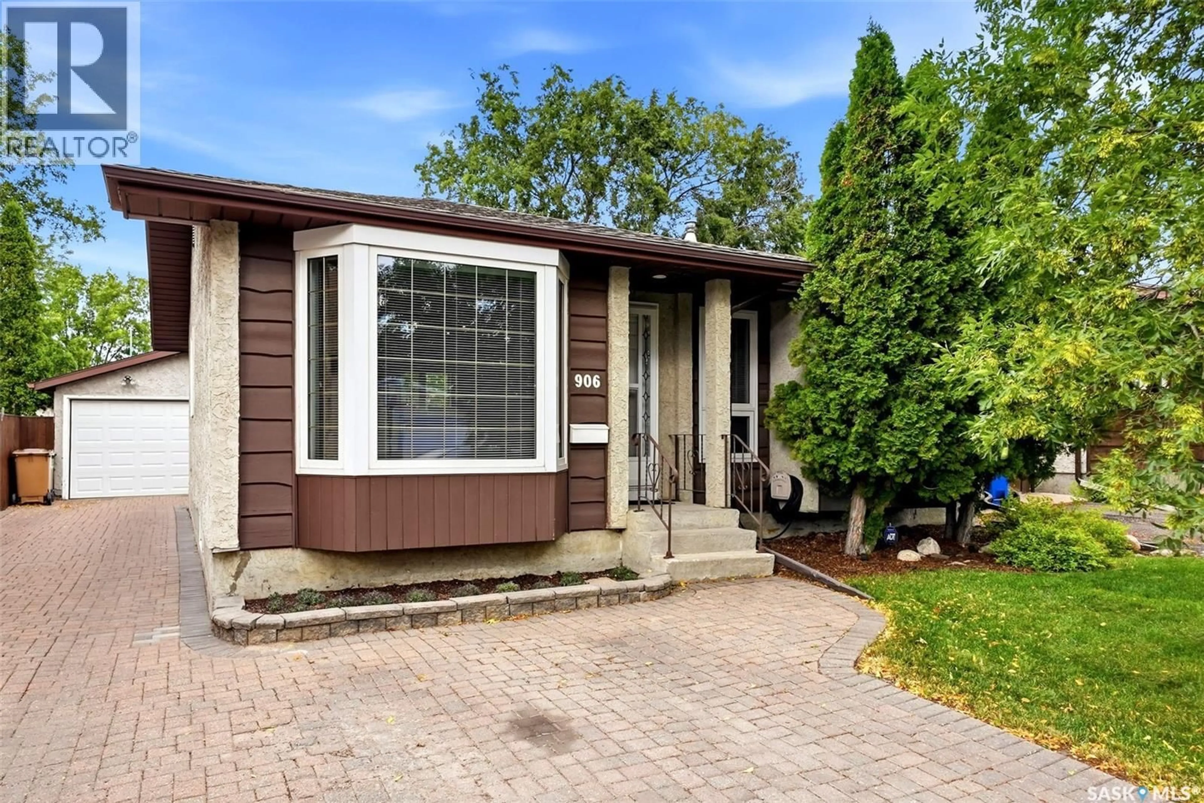 Home with vinyl exterior material, street for 906 HOPKINS CRESCENT, Regina Saskatchewan S4X2N3