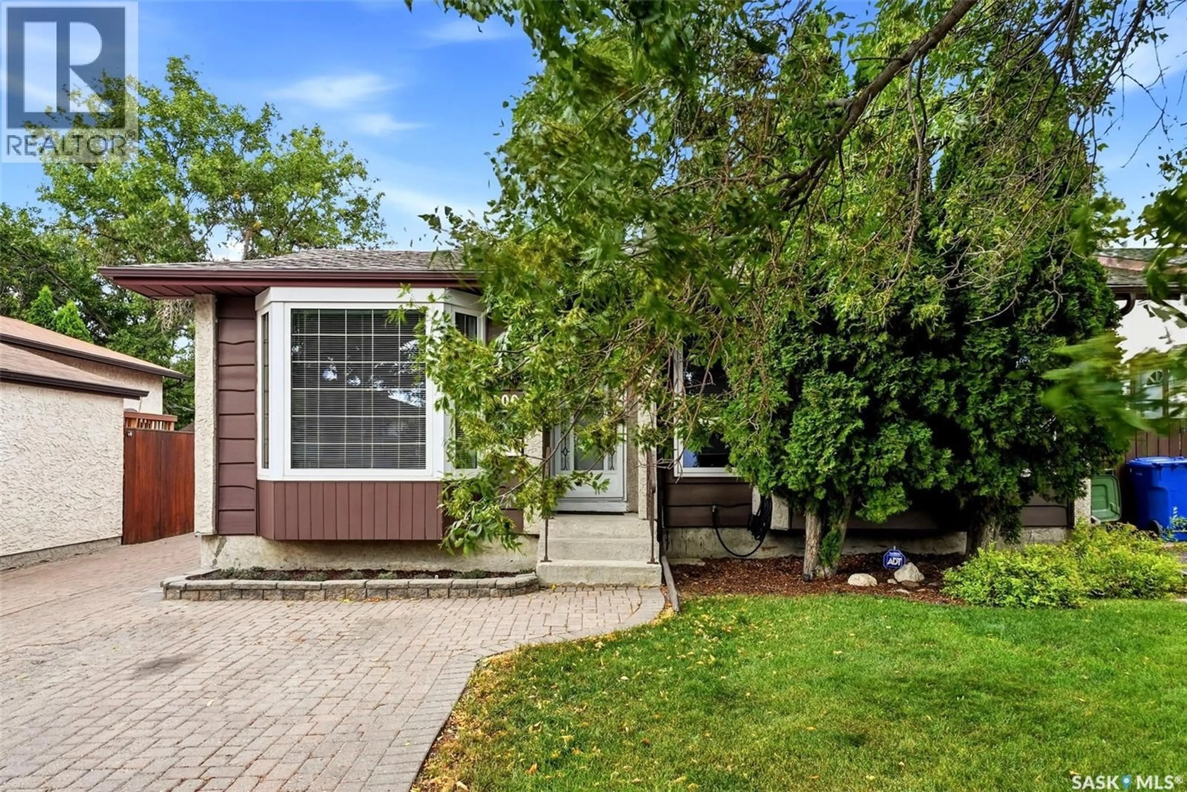 Home with vinyl exterior material, street for 906 HOPKINS CRESCENT, Regina Saskatchewan S4X2N3