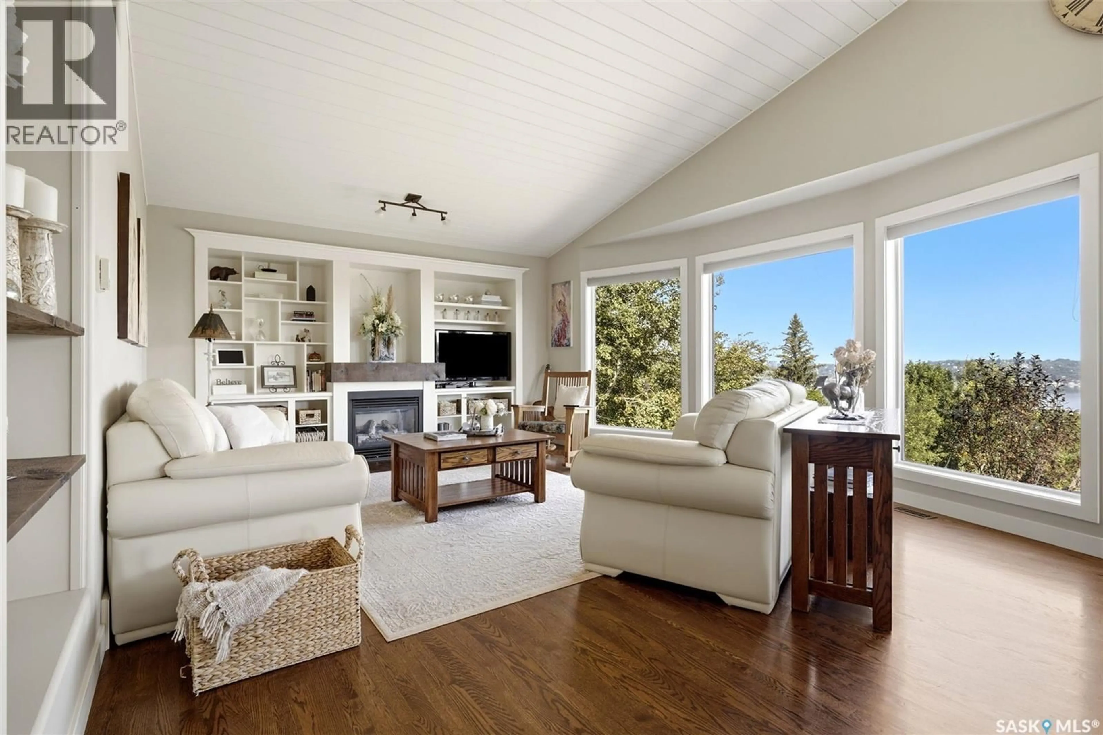Living room with furniture, wood/laminate floor for 1259 HIGHWOOD AVENUE, Buena Vista Saskatchewan S2V1A7