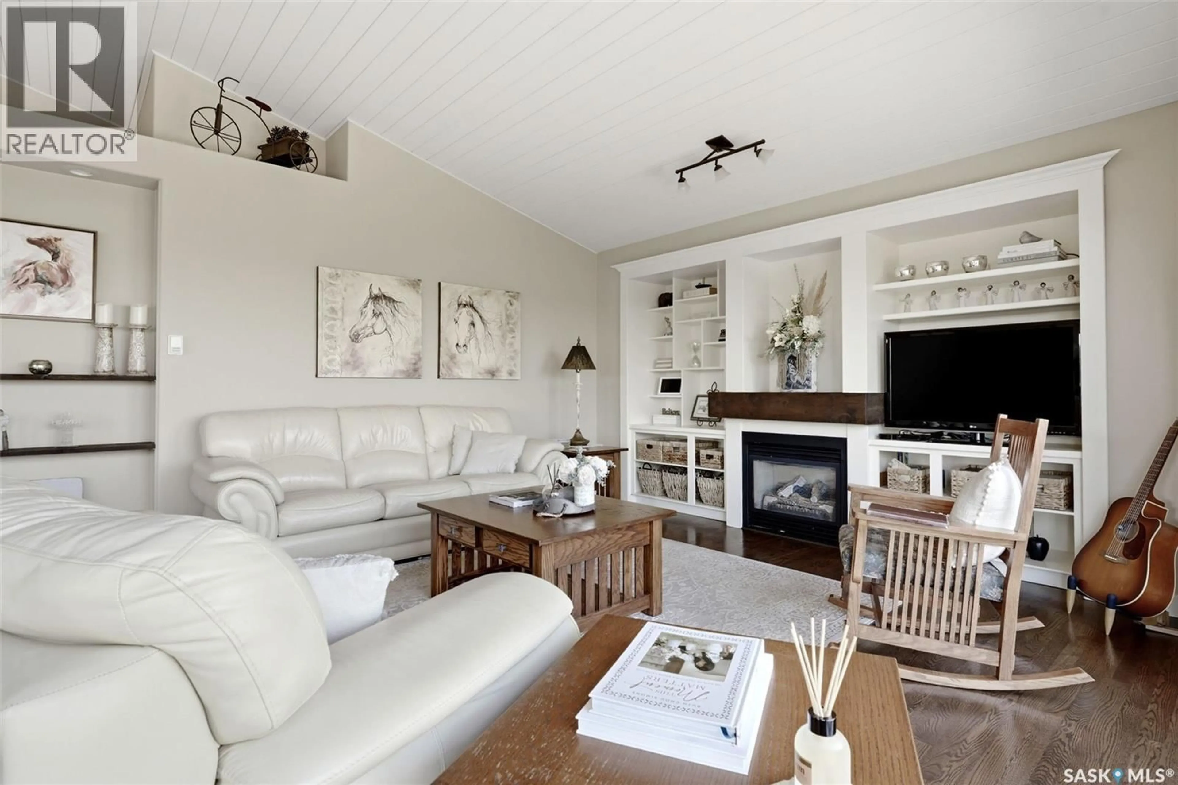 Living room with furniture, wood/laminate floor for 1259 HIGHWOOD AVENUE, Buena Vista Saskatchewan S2V1A7