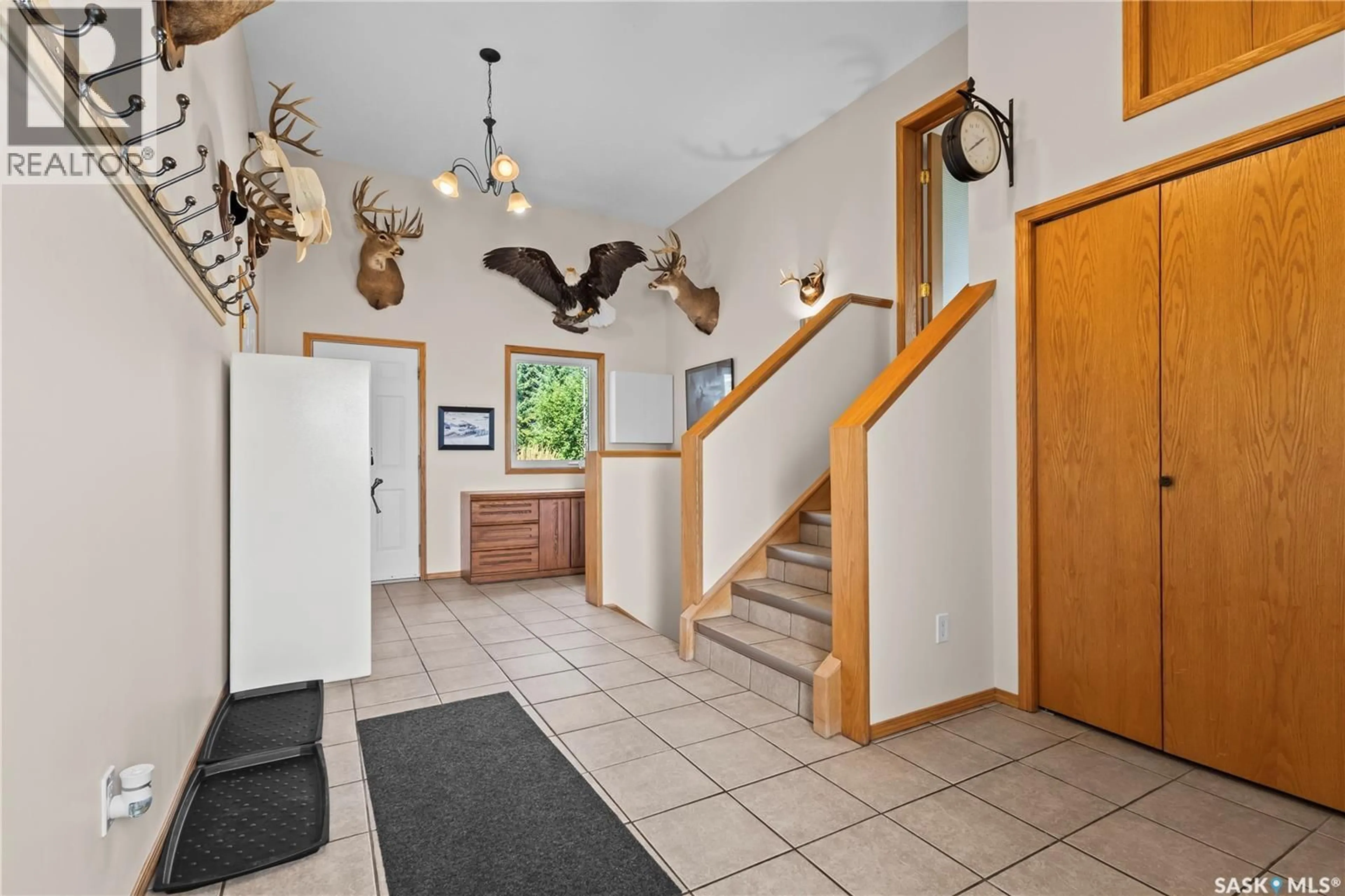 Indoor foyer for BATTLEFORD EQUESTRIAN ACREAGE, Battle River Rm No. 438 Saskatchewan S0M0E0