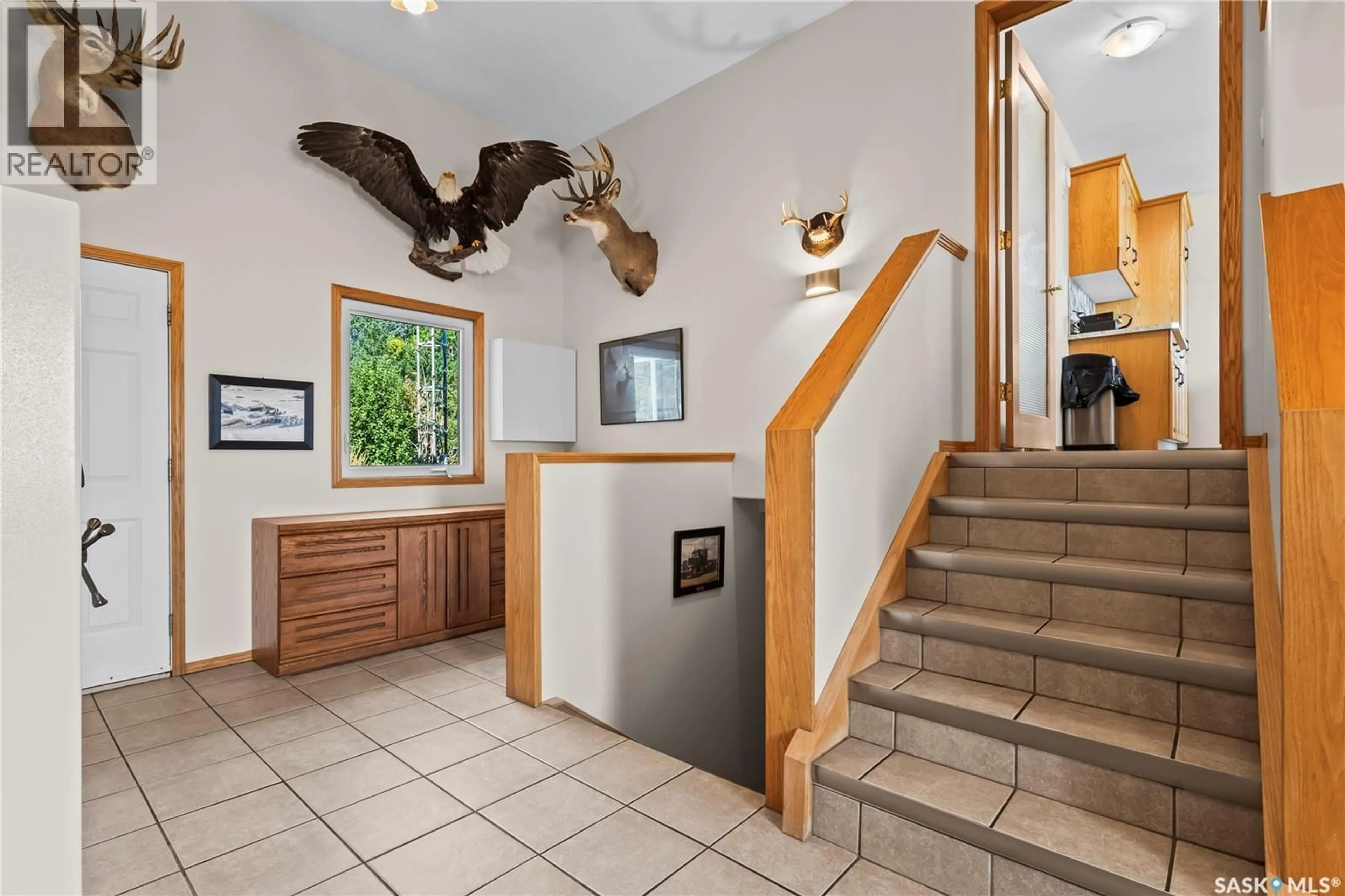 Indoor foyer for BATTLEFORD EQUESTRIAN ACREAGE, Battle River Rm No. 438 Saskatchewan S0M0E0