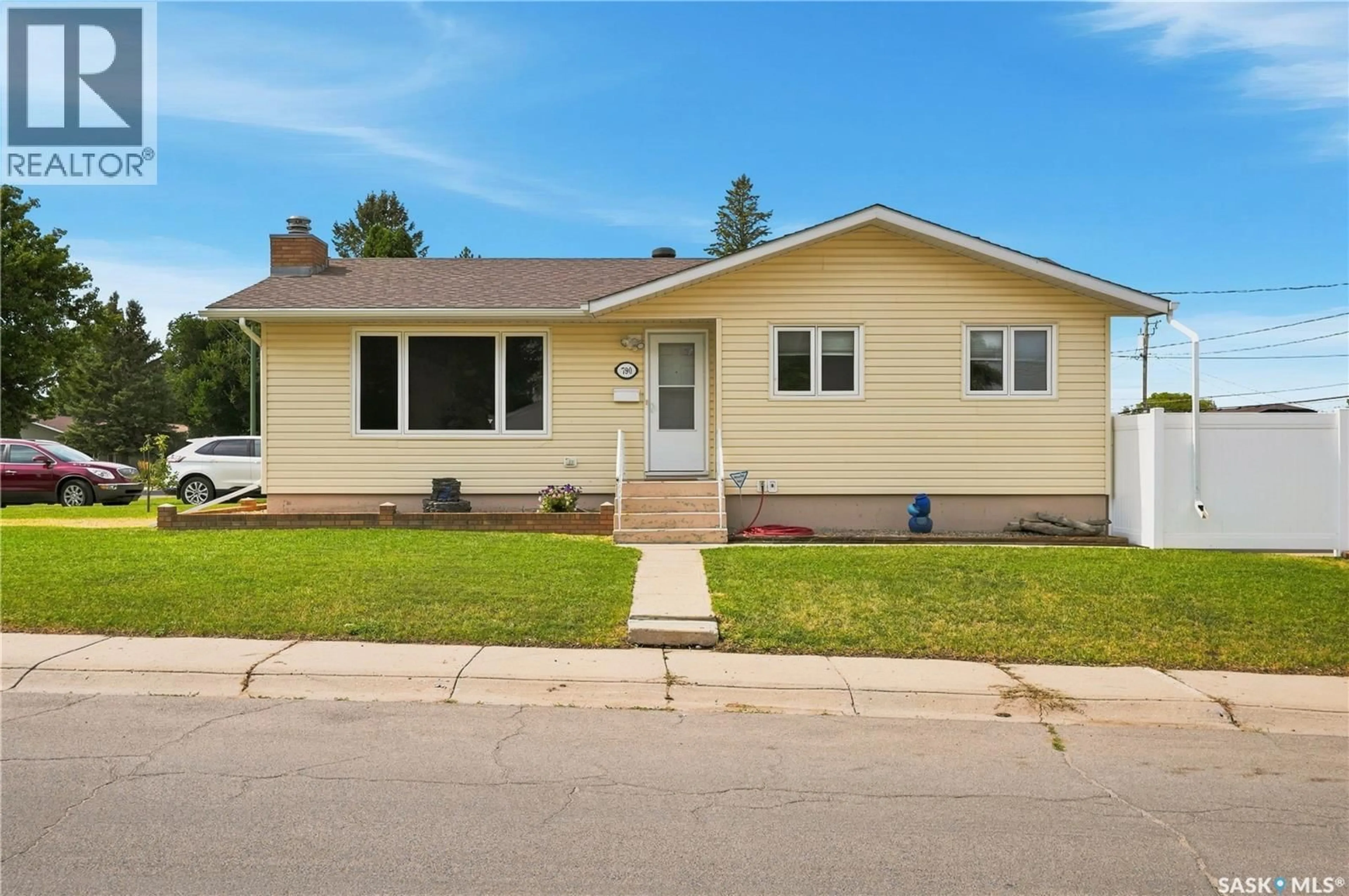 Home with vinyl exterior material, street for 790 13TH AVENUE, Moose Jaw Saskatchewan S6H6H6