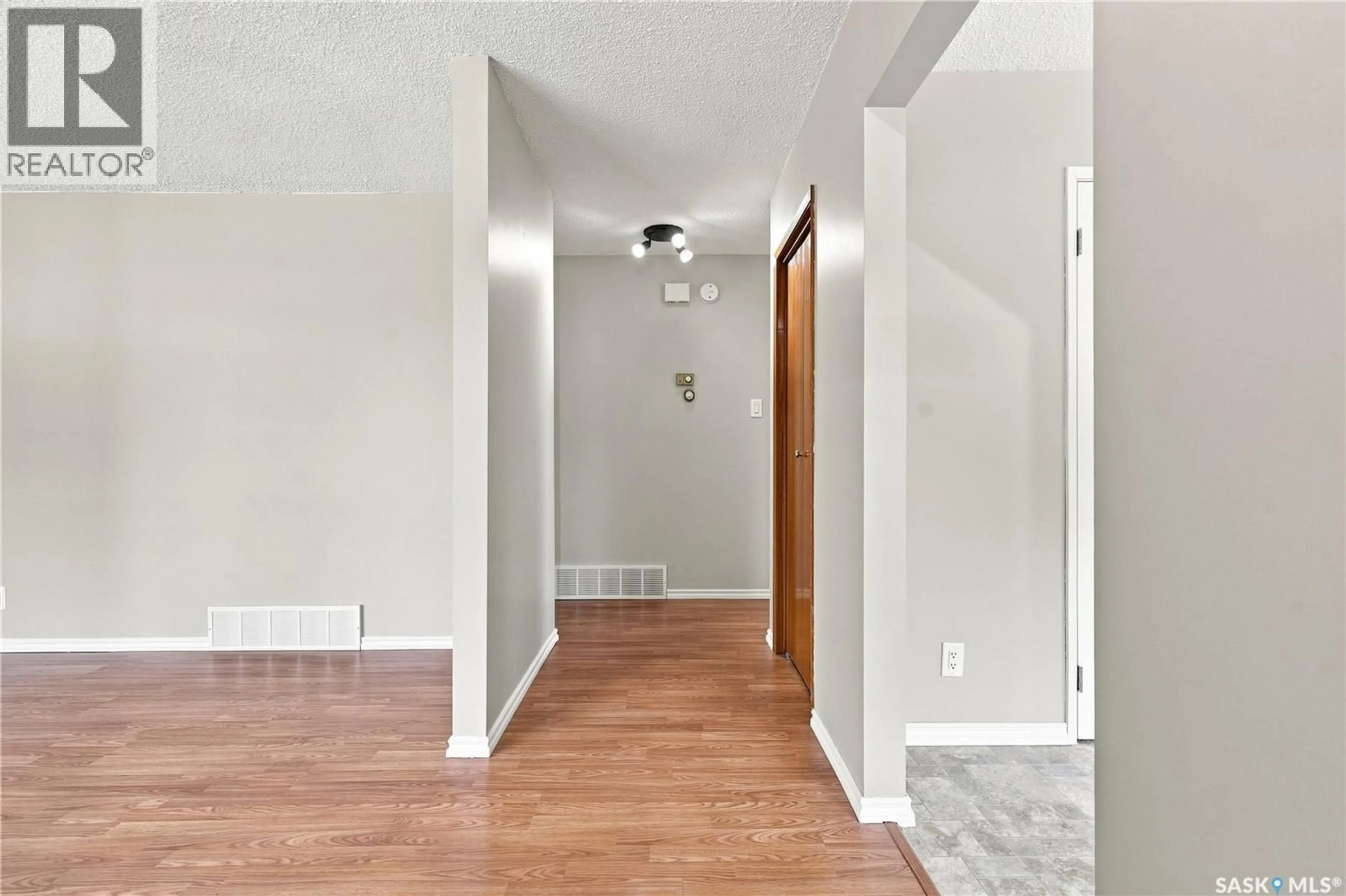Indoor foyer for 790 13TH AVENUE, Moose Jaw Saskatchewan S6H6H6