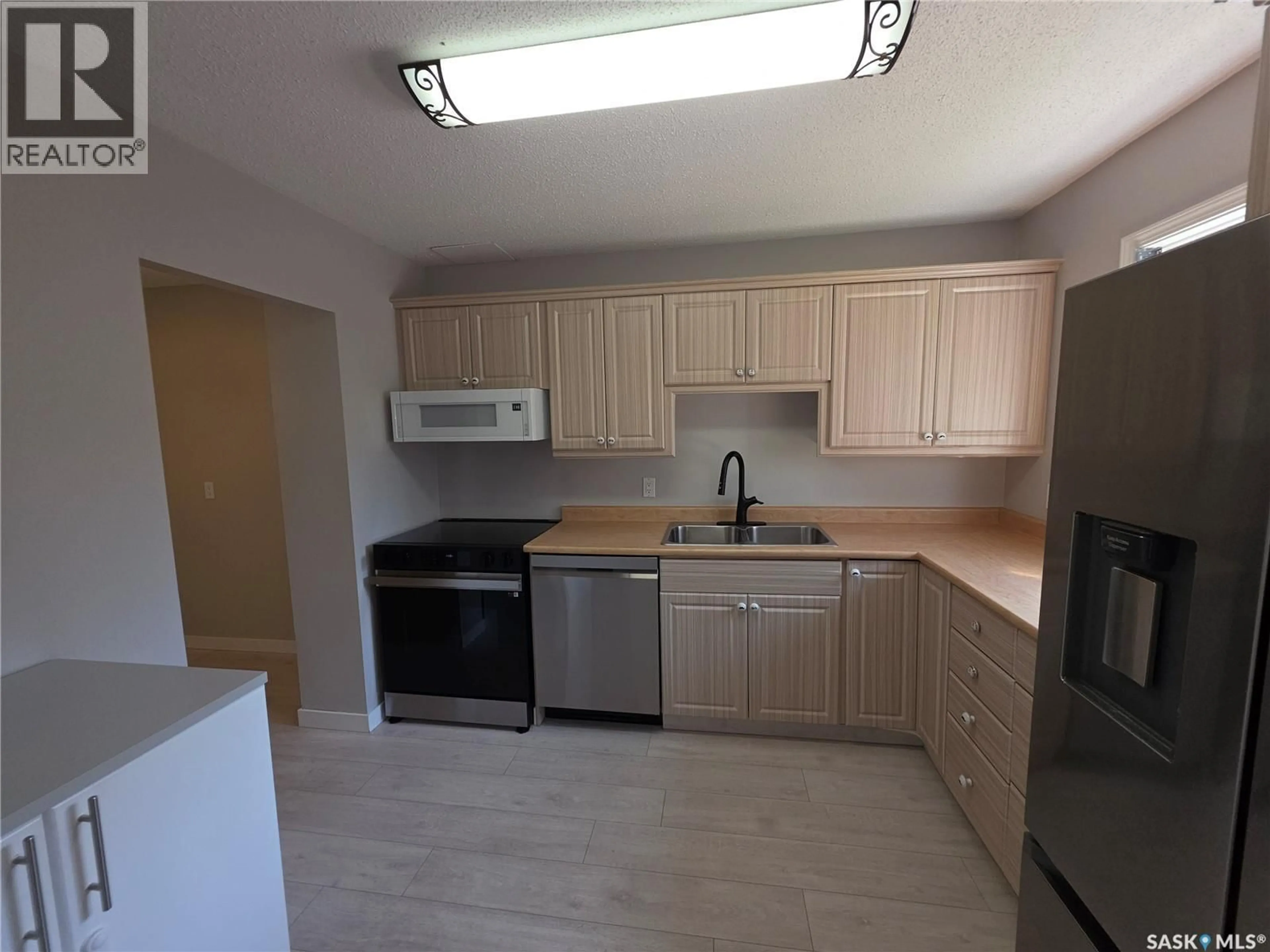 Standard kitchen, unknown for 203 - 445 PENDYGRASSE ROAD, Saskatoon Saskatchewan S7M5C1