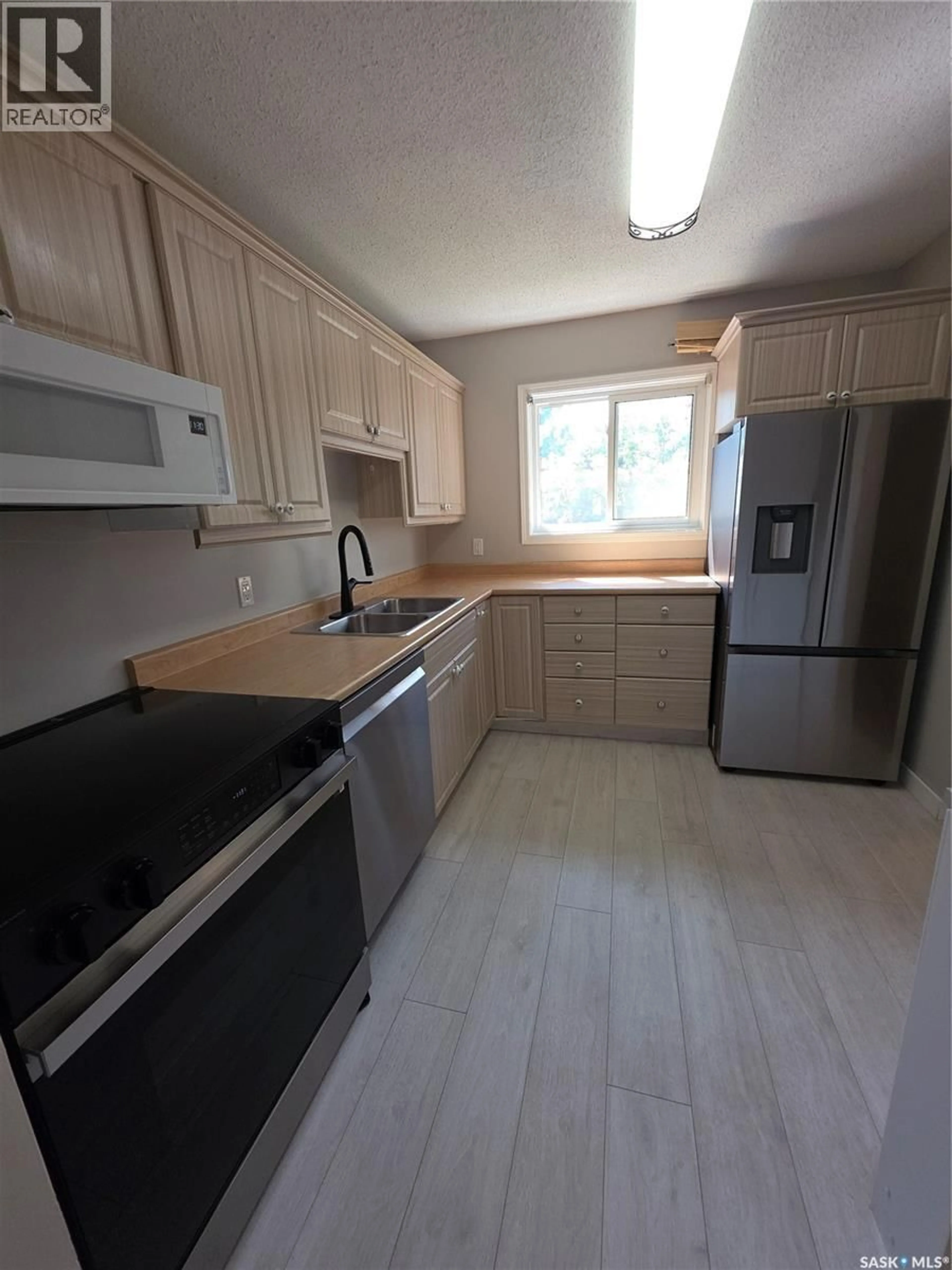 Standard kitchen, unknown for 203 - 445 PENDYGRASSE ROAD, Saskatoon Saskatchewan S7M5C1
