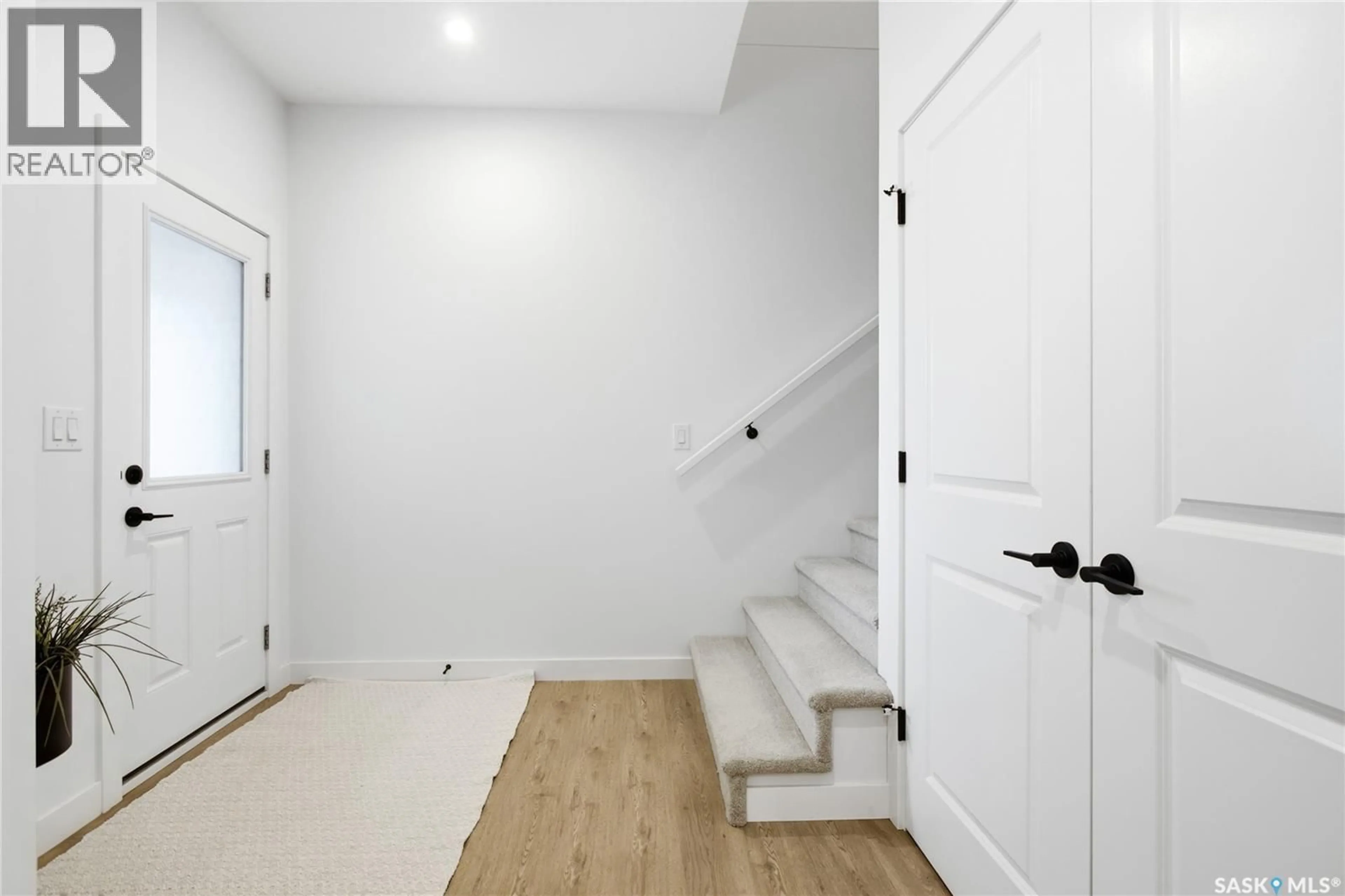 Indoor entryway for 5 - 625 DAGNONE CRESCENT, Saskatoon Saskatchewan S7V1K9