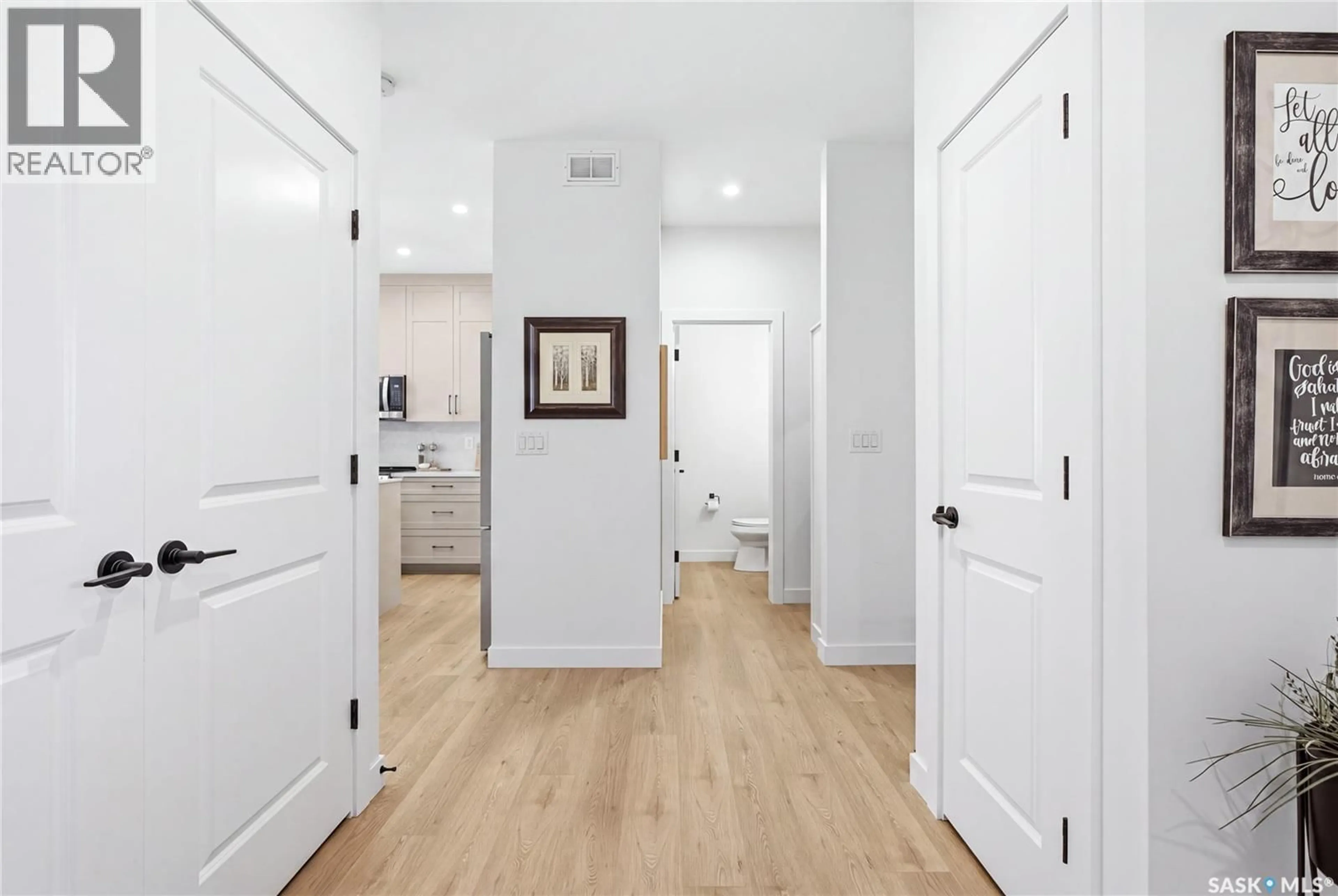 Indoor entryway for 5 - 625 DAGNONE CRESCENT, Saskatoon Saskatchewan S7V1K9
