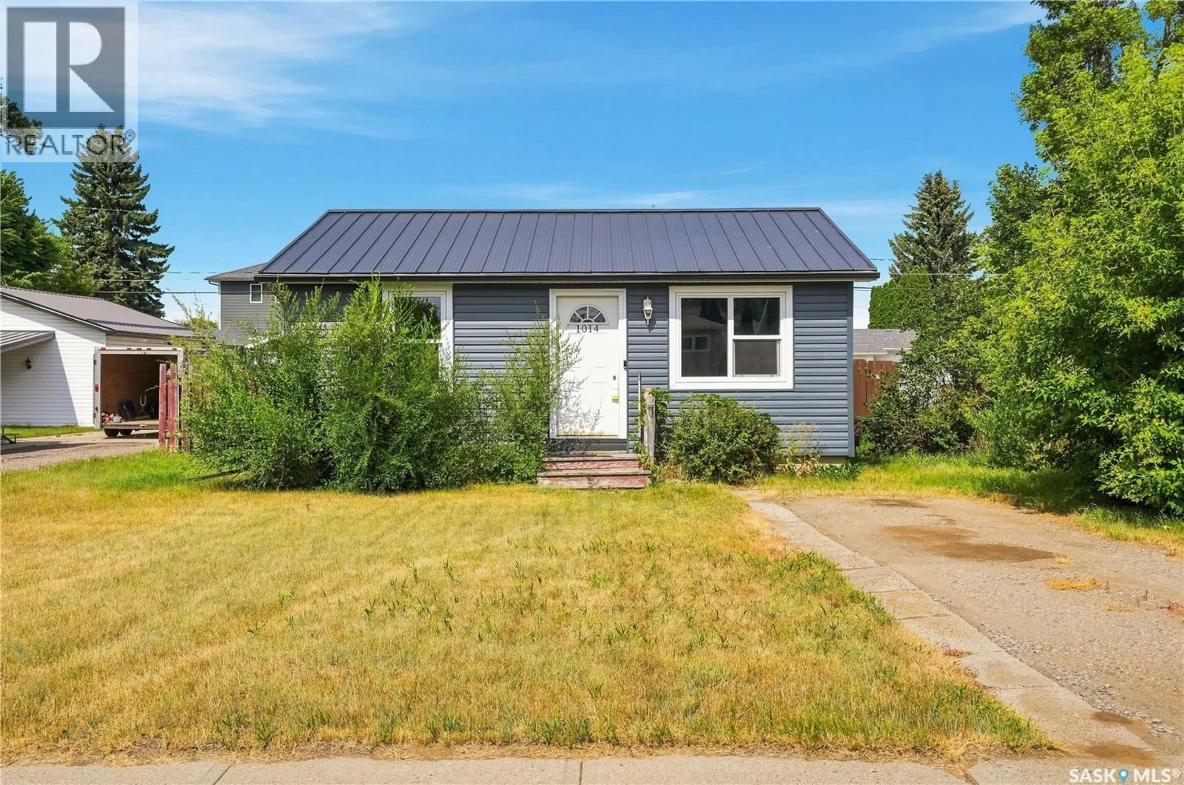 Home with vinyl exterior material, street for 1014 HASTINGS STREET, Moose Jaw Saskatchewan S6H5R8