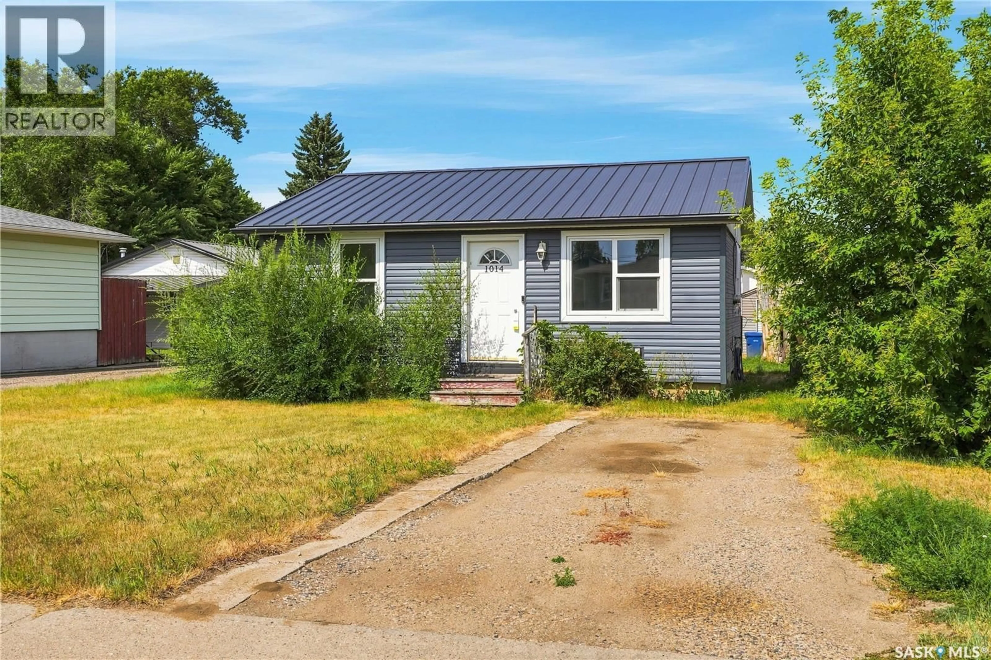 Home with vinyl exterior material, street for 1014 HASTINGS STREET, Moose Jaw Saskatchewan S6H5R8