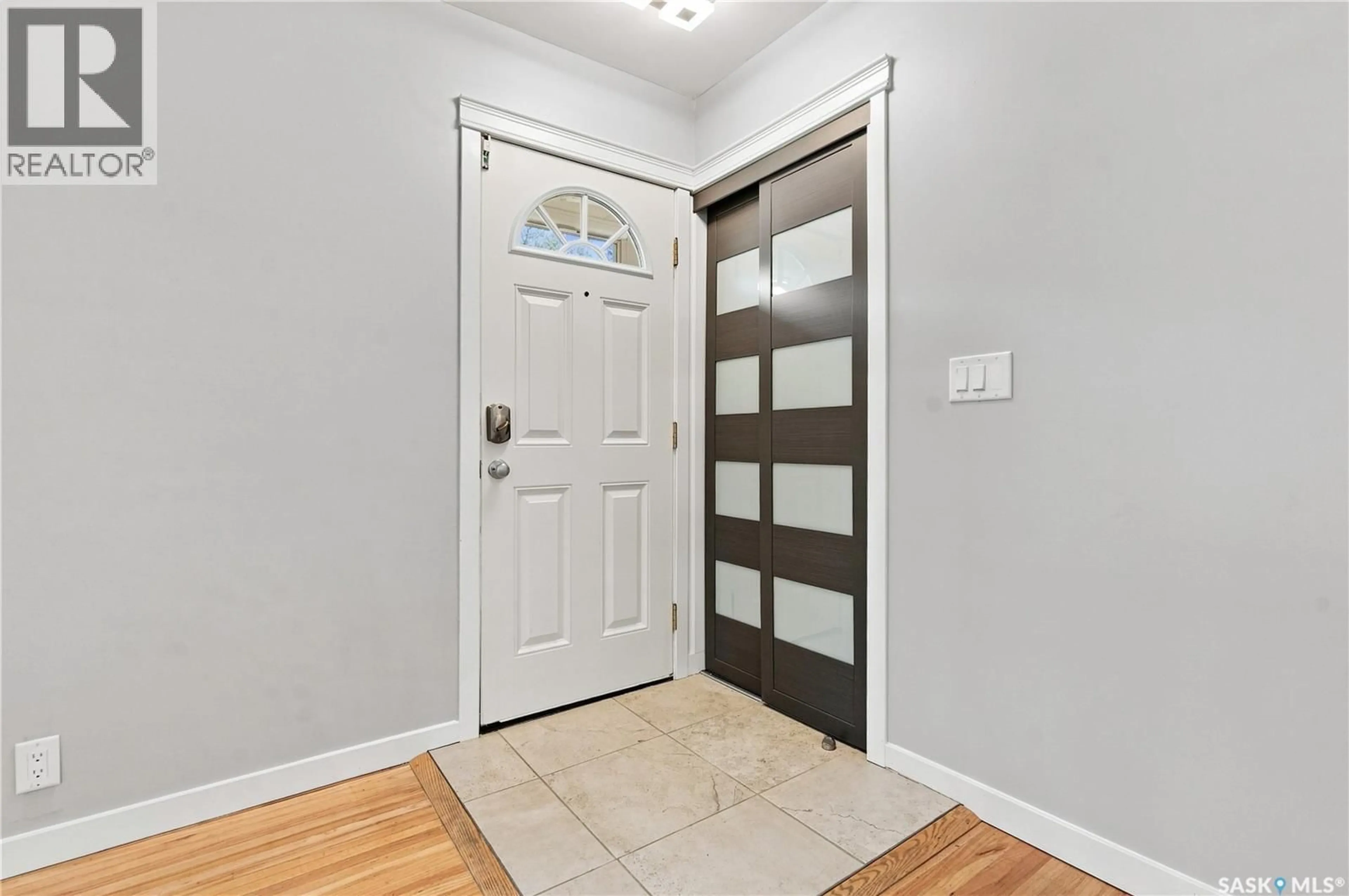 Indoor entryway for 4200 HILLSDALE STREET, Regina Saskatchewan S4S3Z2