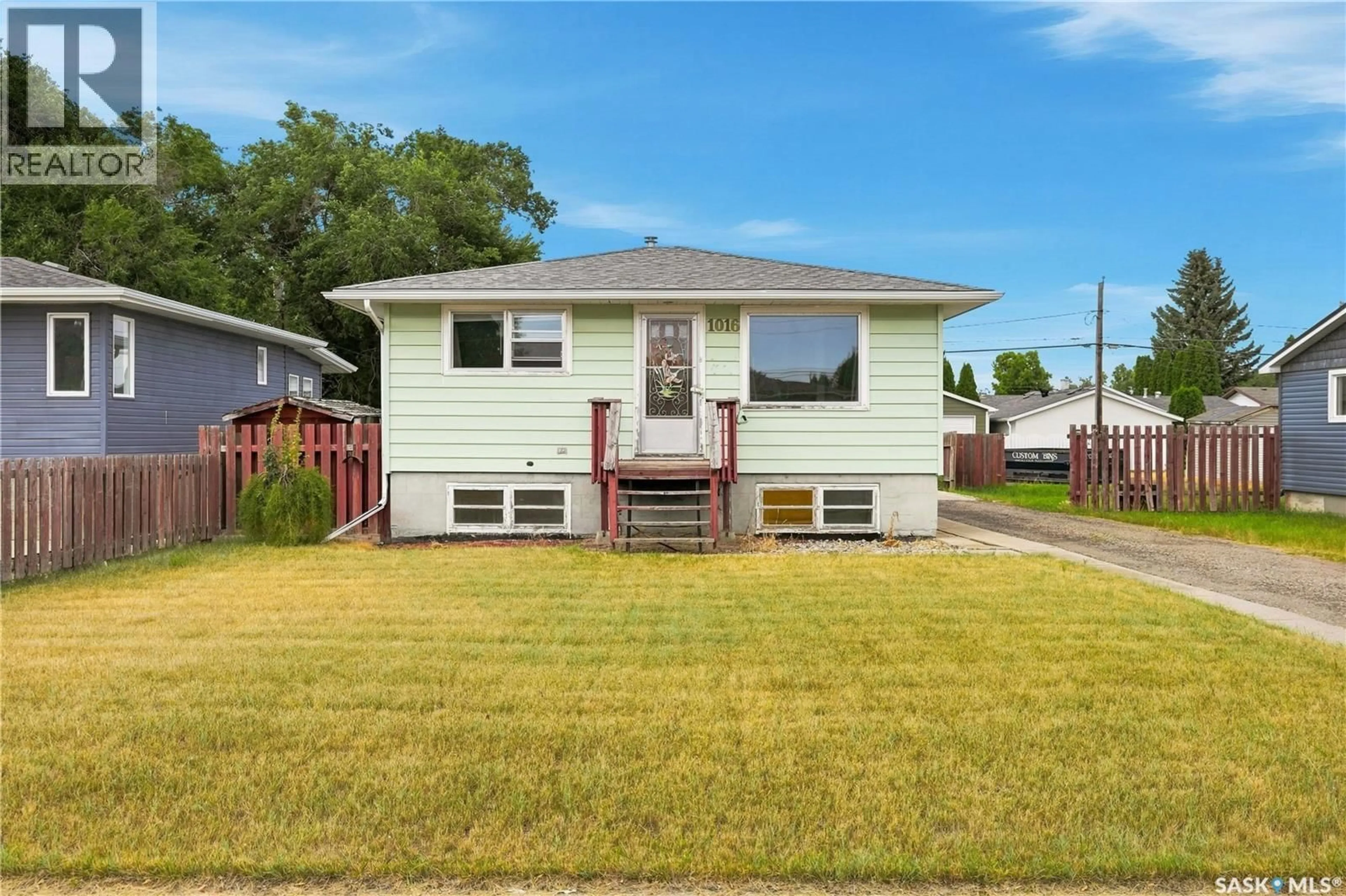 Home with vinyl exterior material, street for 1016 HASTINGS STREET, Moose Jaw Saskatchewan S6H5R8