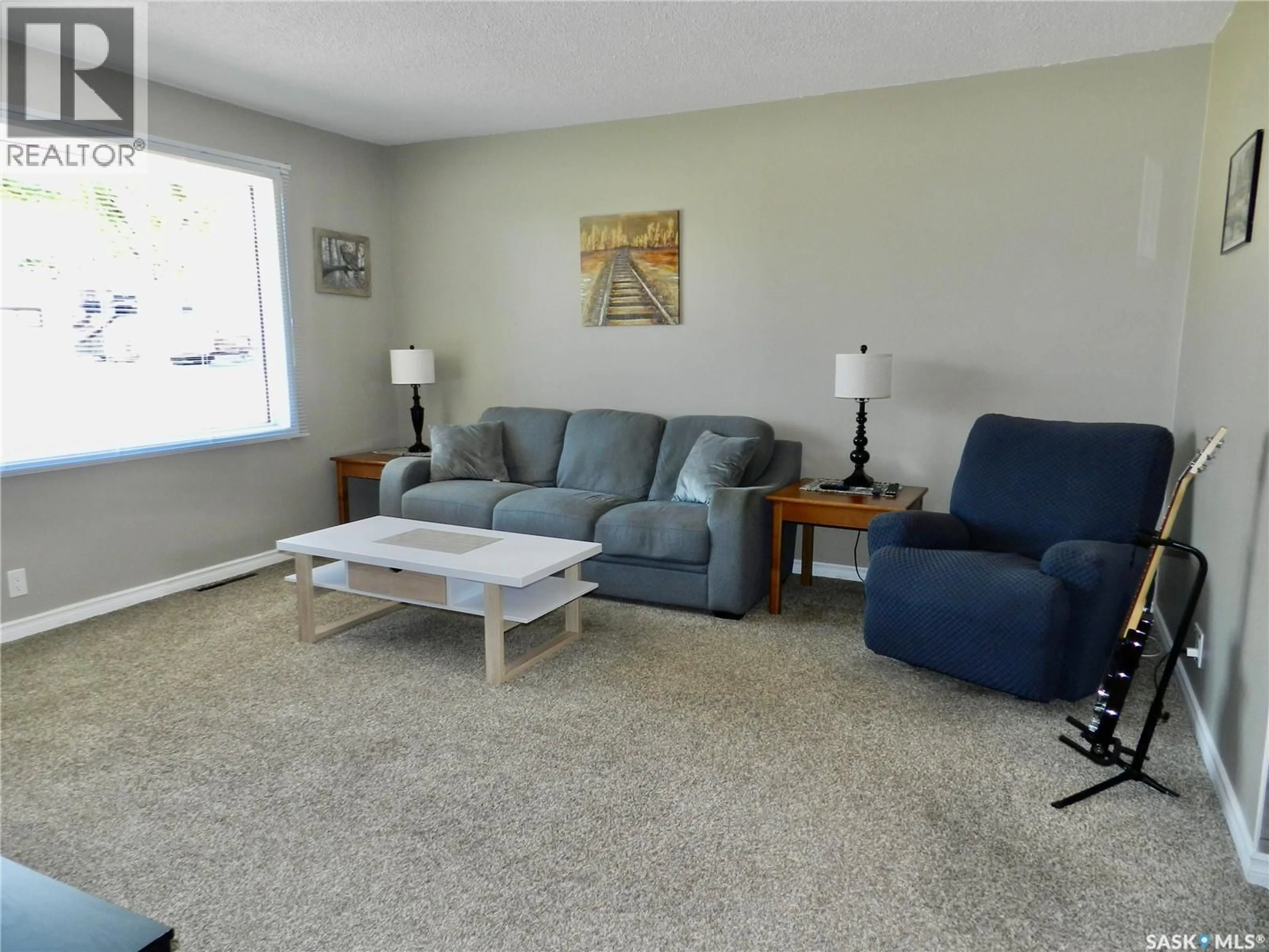 Living room with furniture, carpet floor for 1037 BOGUE AVENUE, Moose Jaw Saskatchewan S6H4M4