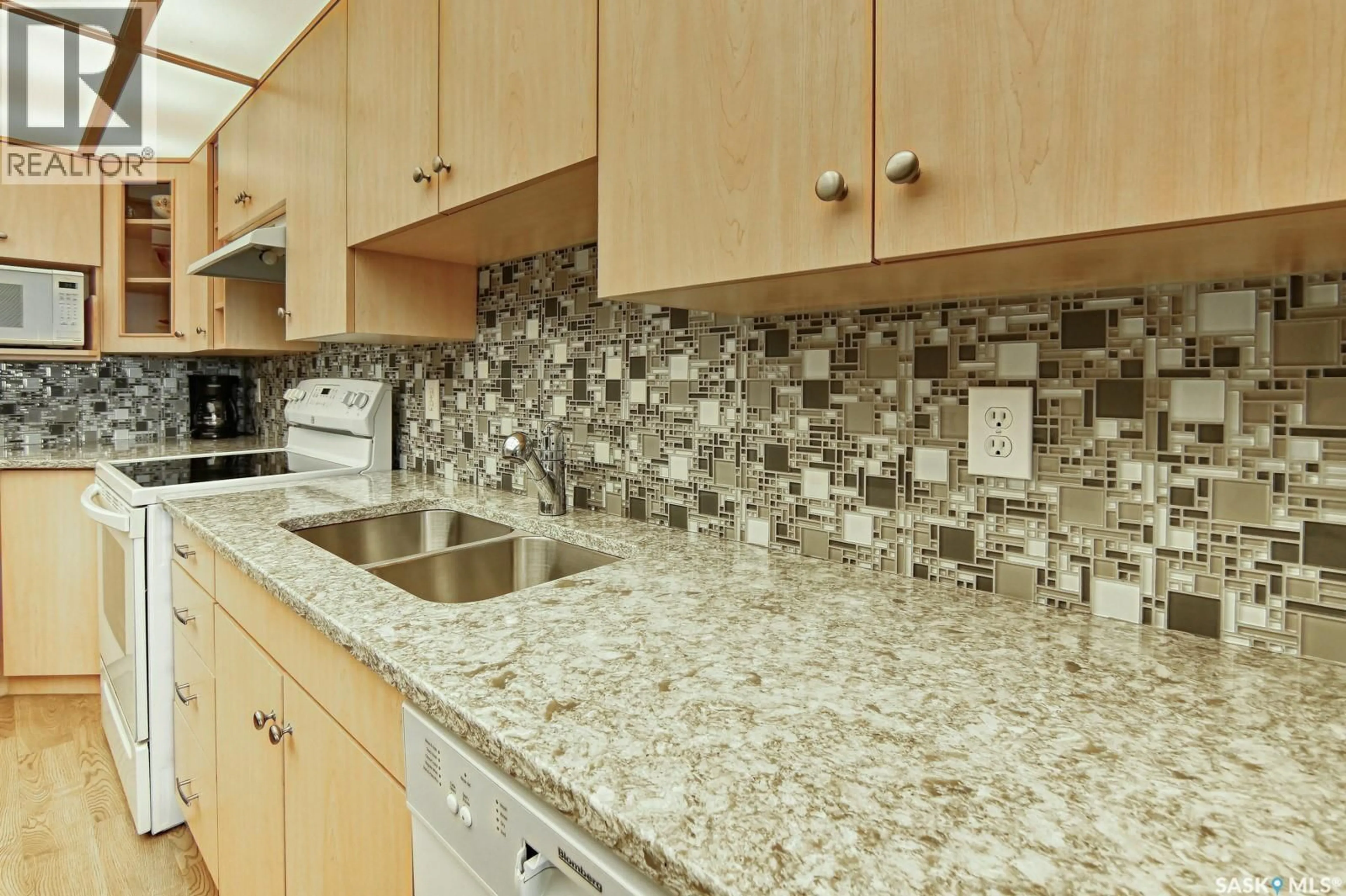 Standard kitchen, ceramic/tile floor for 3520 - 801 HILLSDALE STREET, Regina Saskatchewan S4S5Z5