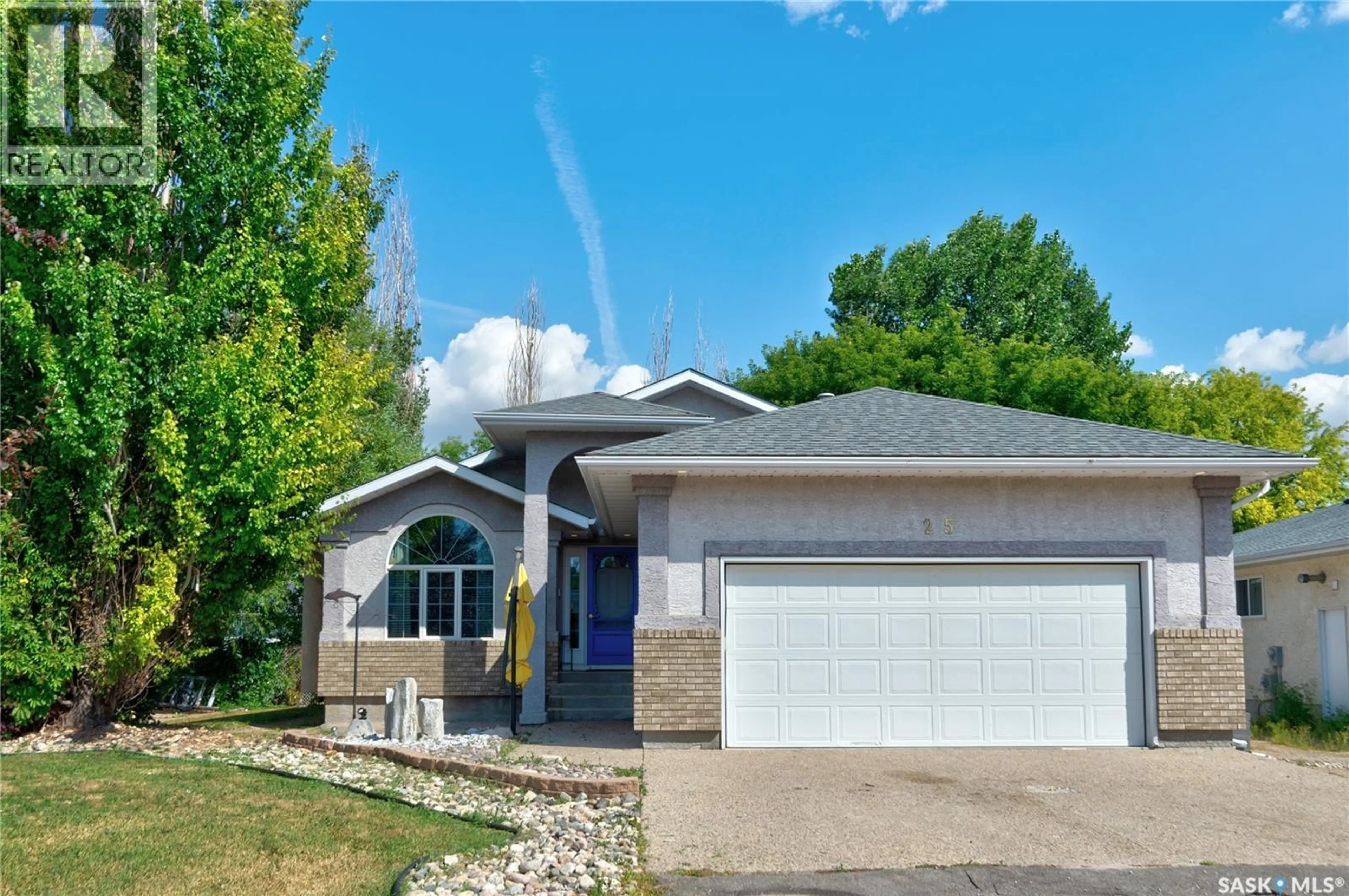 Home with vinyl exterior material, street for 25 ELM BAY, Lumsden Saskatchewan S0G3C0