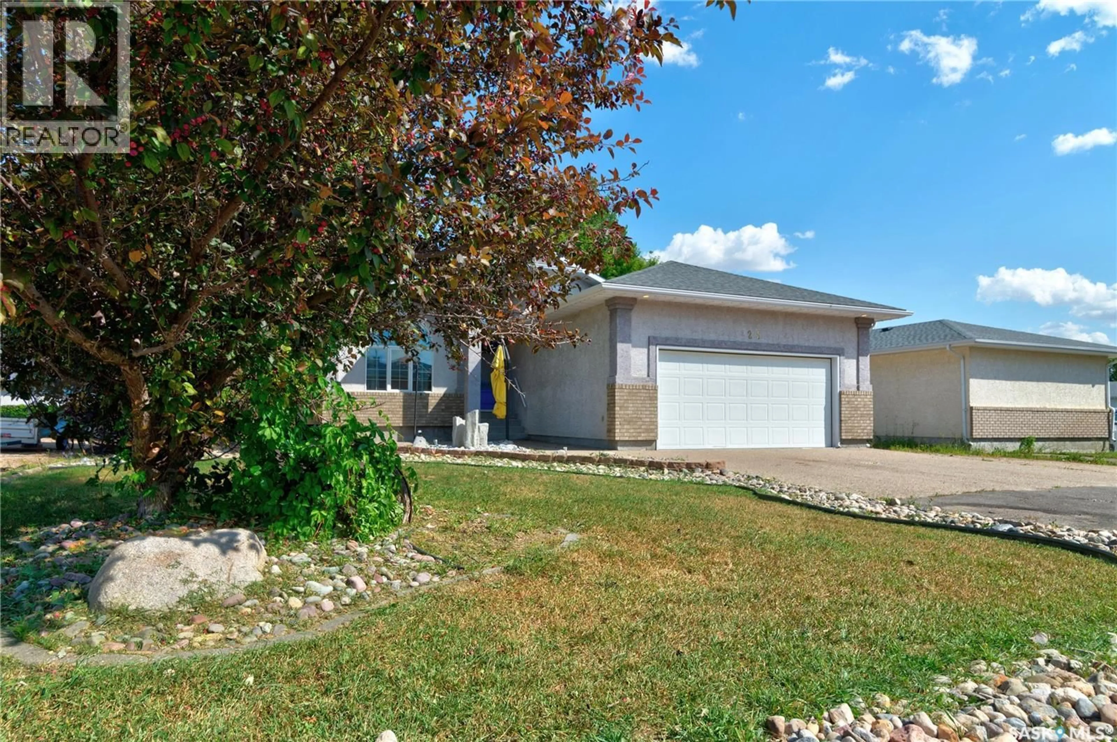 Home with vinyl exterior material, street for 25 ELM BAY, Lumsden Saskatchewan S0G3C0