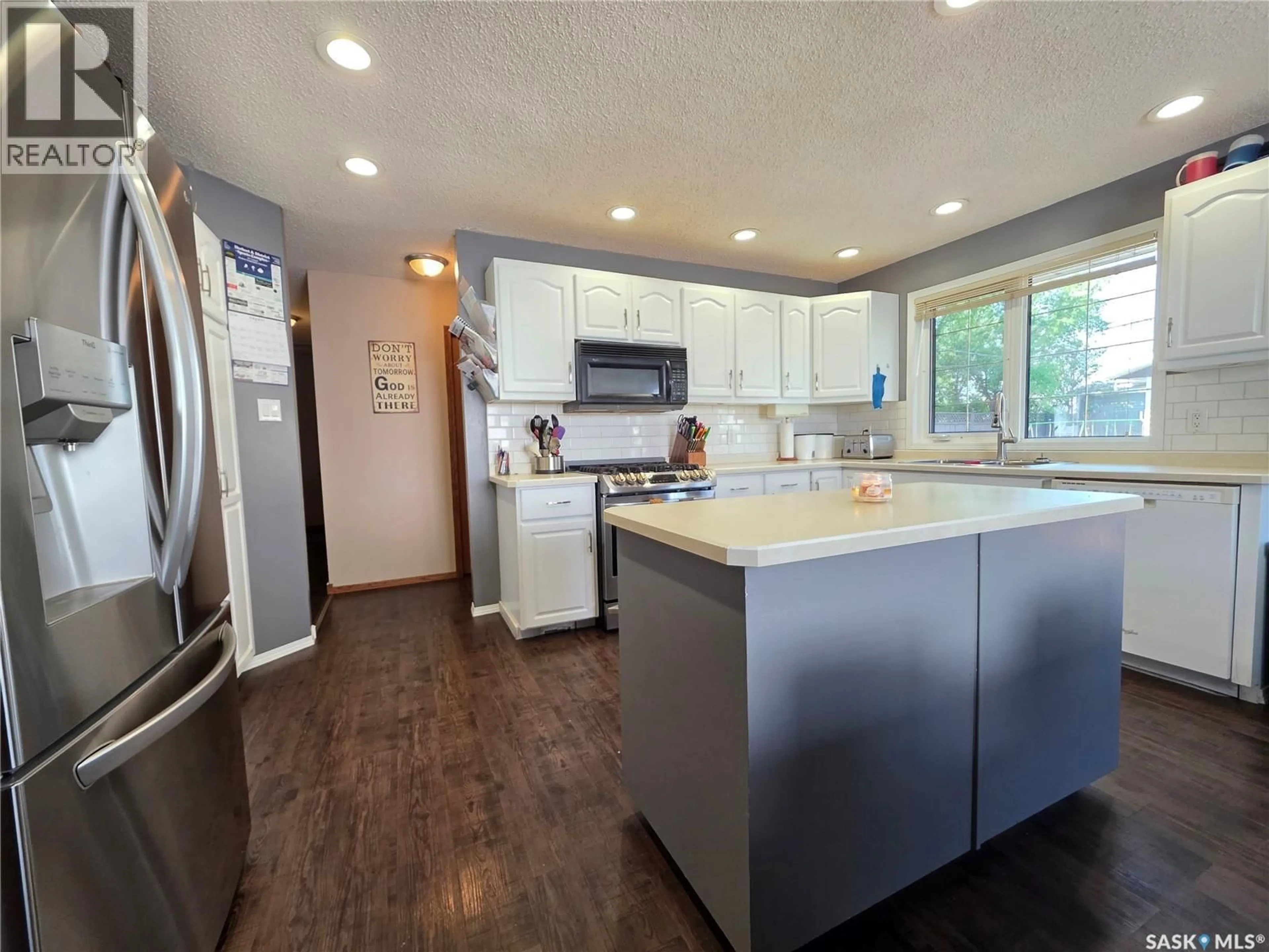 Open concept kitchen, unknown for 528 ANNABLE STREET, Herbert Saskatchewan S0H2A0