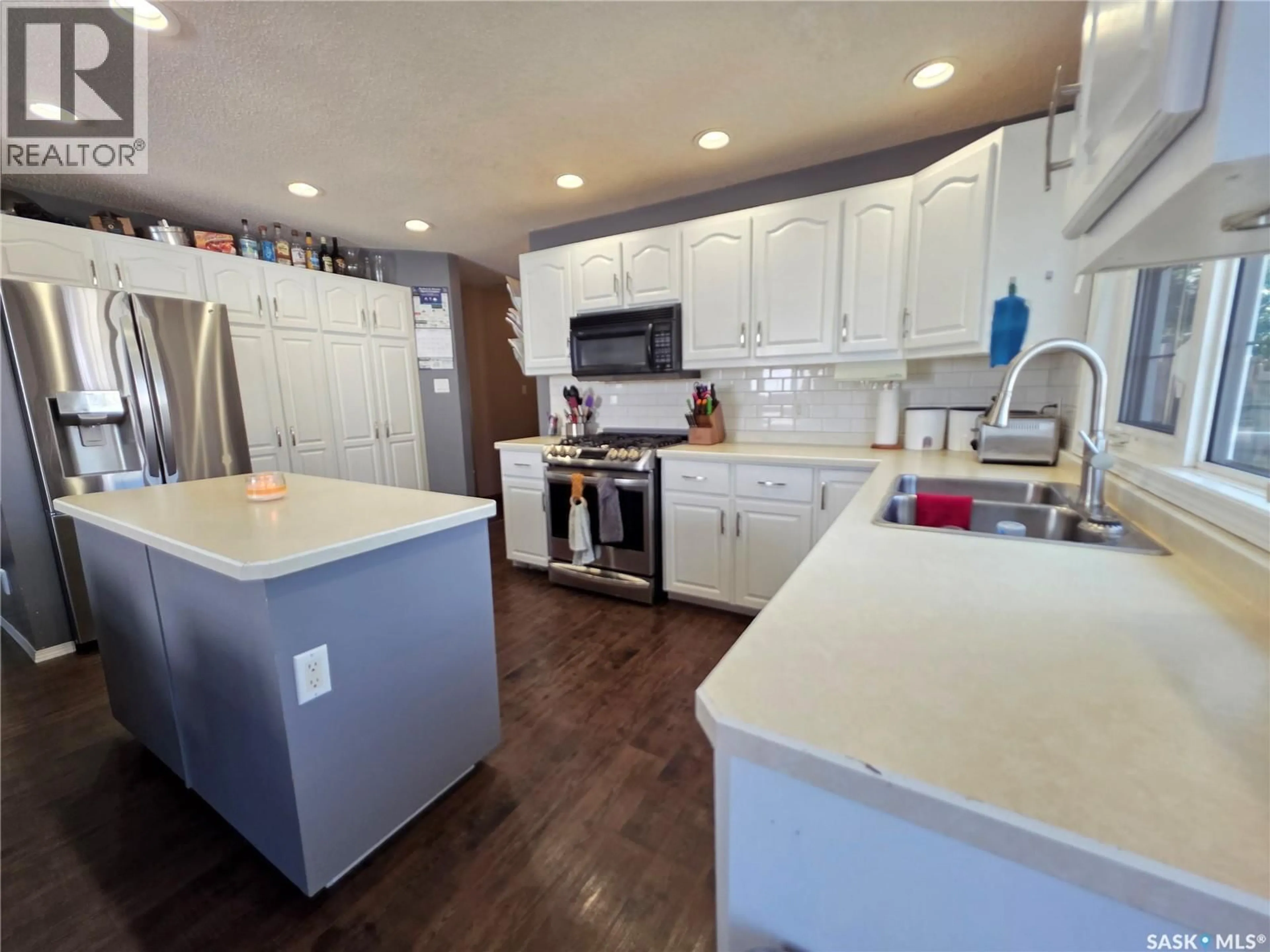 Open concept kitchen, unknown for 528 ANNABLE STREET, Herbert Saskatchewan S0H2A0