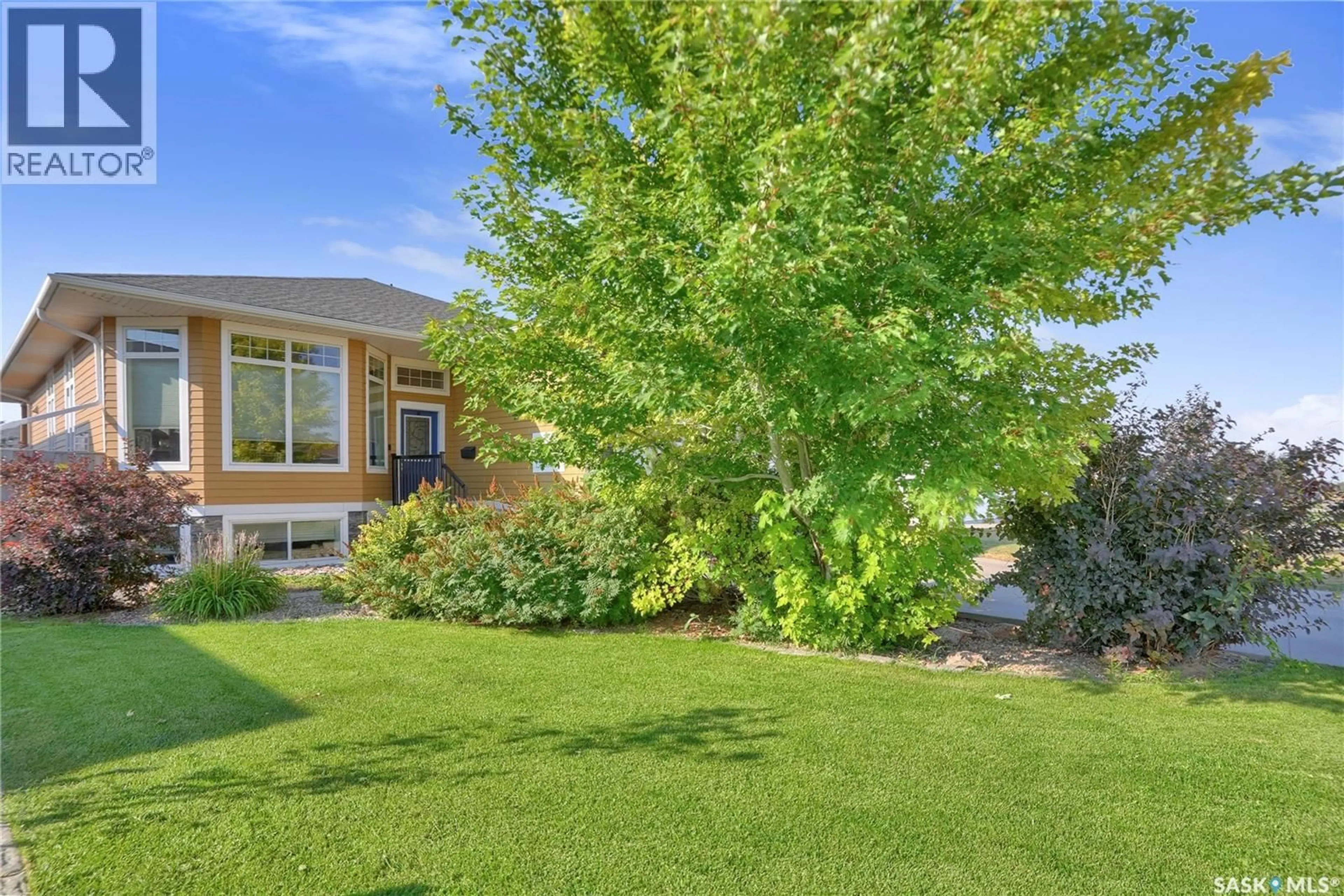 A pic from outside/outdoor area/front of a property/back of a property/a pic from drone, unknown for 262 WOOD LILY DRIVE, Moose Jaw Saskatchewan S6J1N9