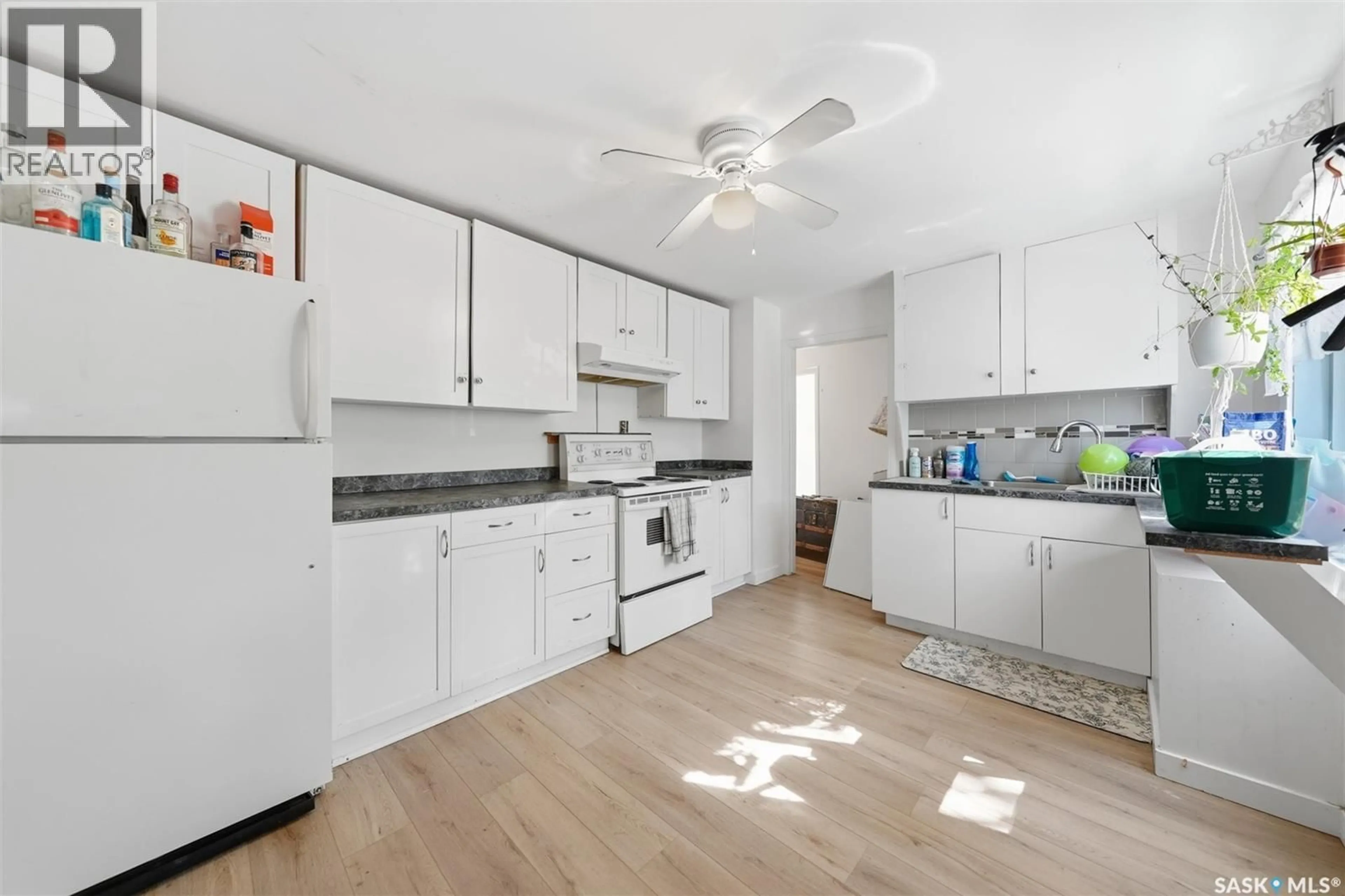Open concept kitchen, unknown for 201 H AVENUE N, Saskatoon Saskatchewan S7L3B6