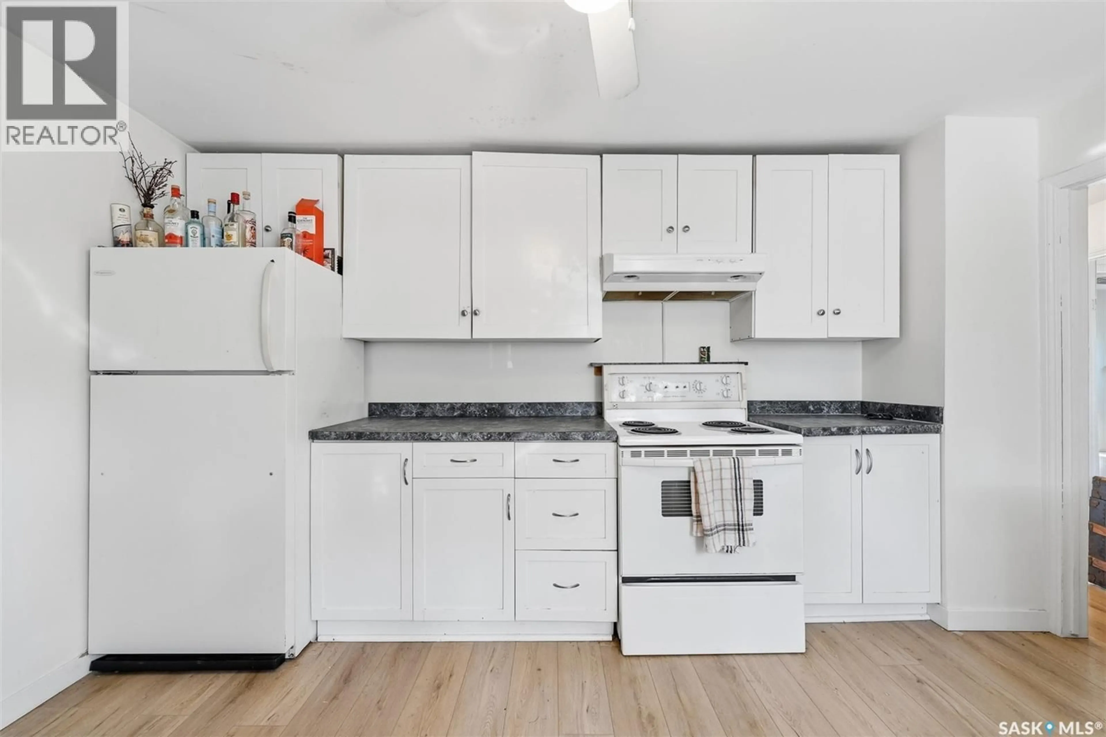 Standard kitchen, unknown for 201 H AVENUE N, Saskatoon Saskatchewan S7L3B6