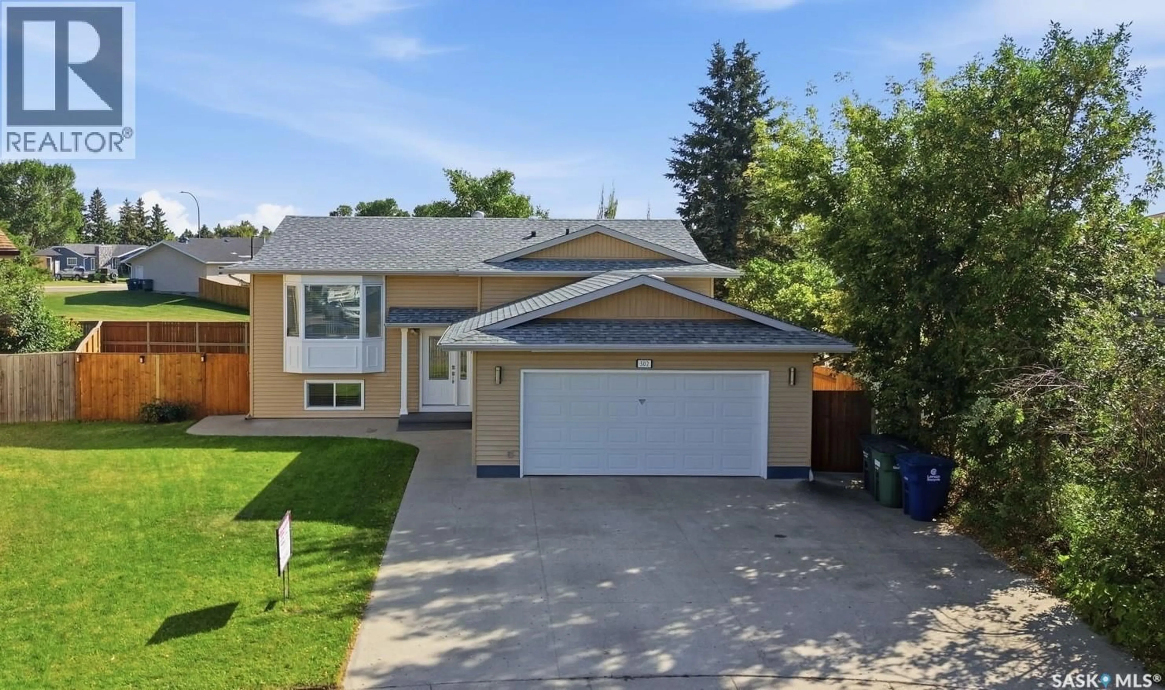 Home with vinyl exterior material, street for 302 NIXON CRESCENT, Saskatoon Saskatchewan S7L7G1