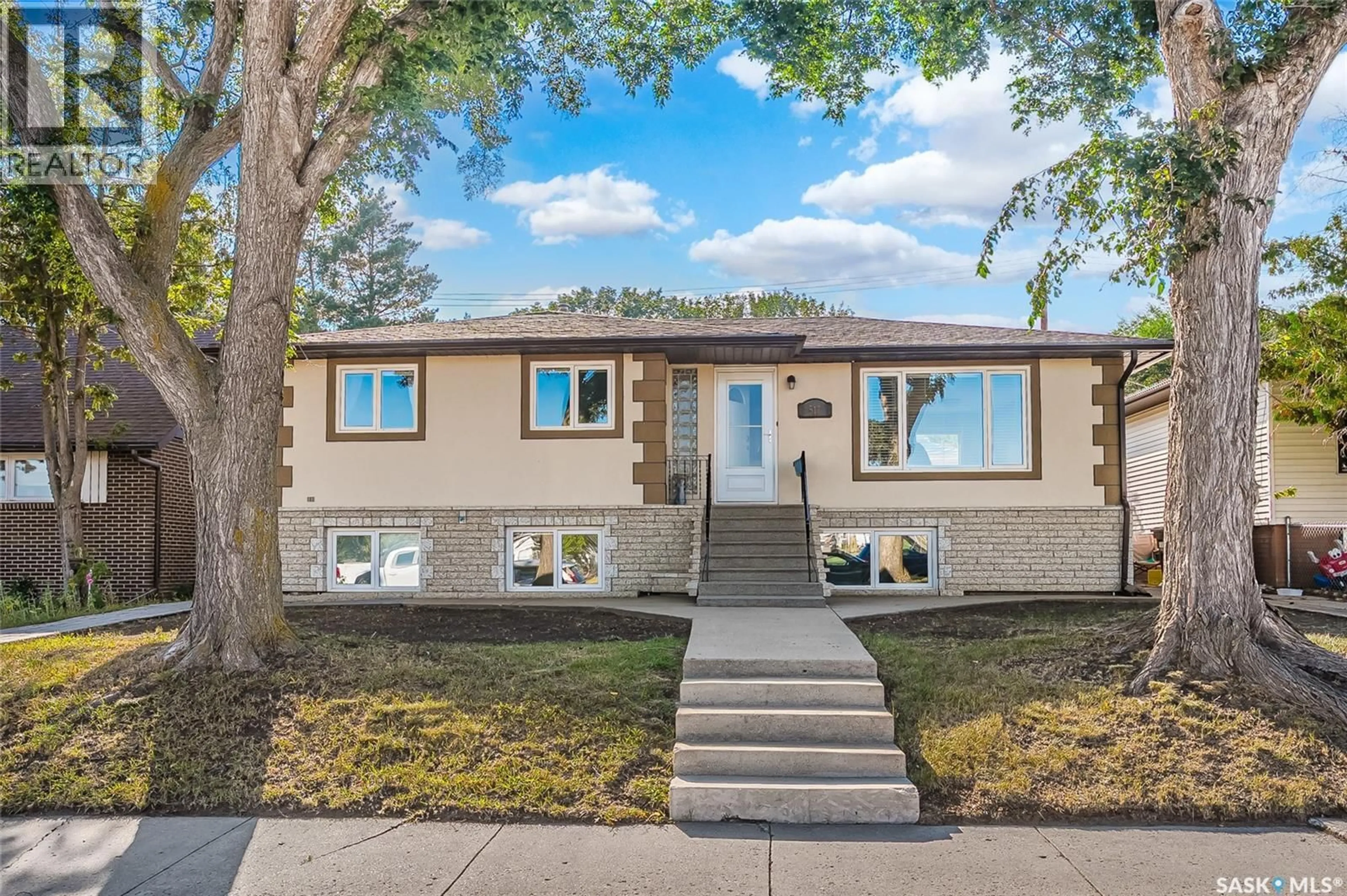 Home with vinyl exterior material, street for 517 O AVENUE, Saskatoon Saskatchewan S7L2V4