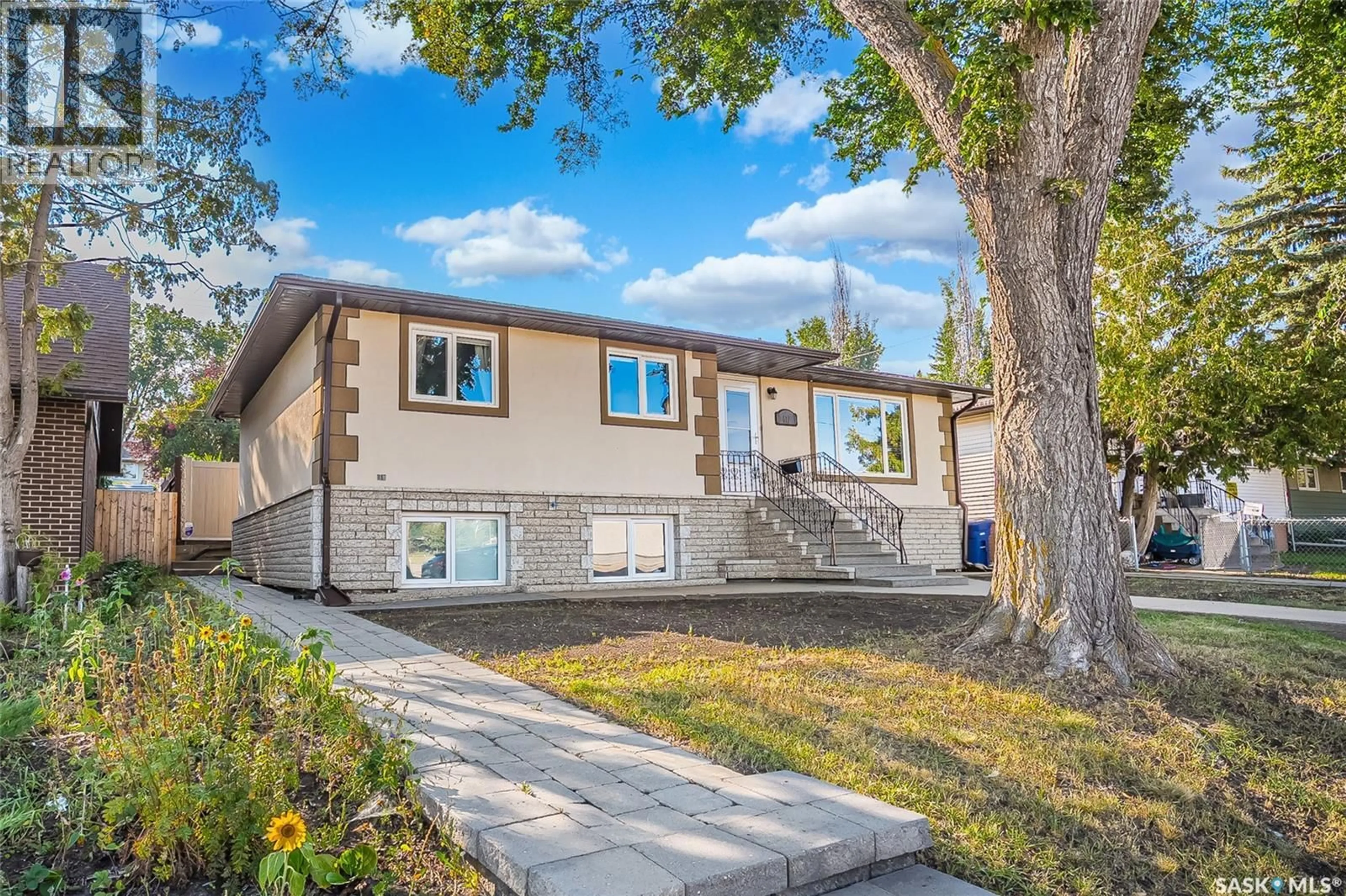 Home with vinyl exterior material, street for 517 O AVENUE, Saskatoon Saskatchewan S7L2V4