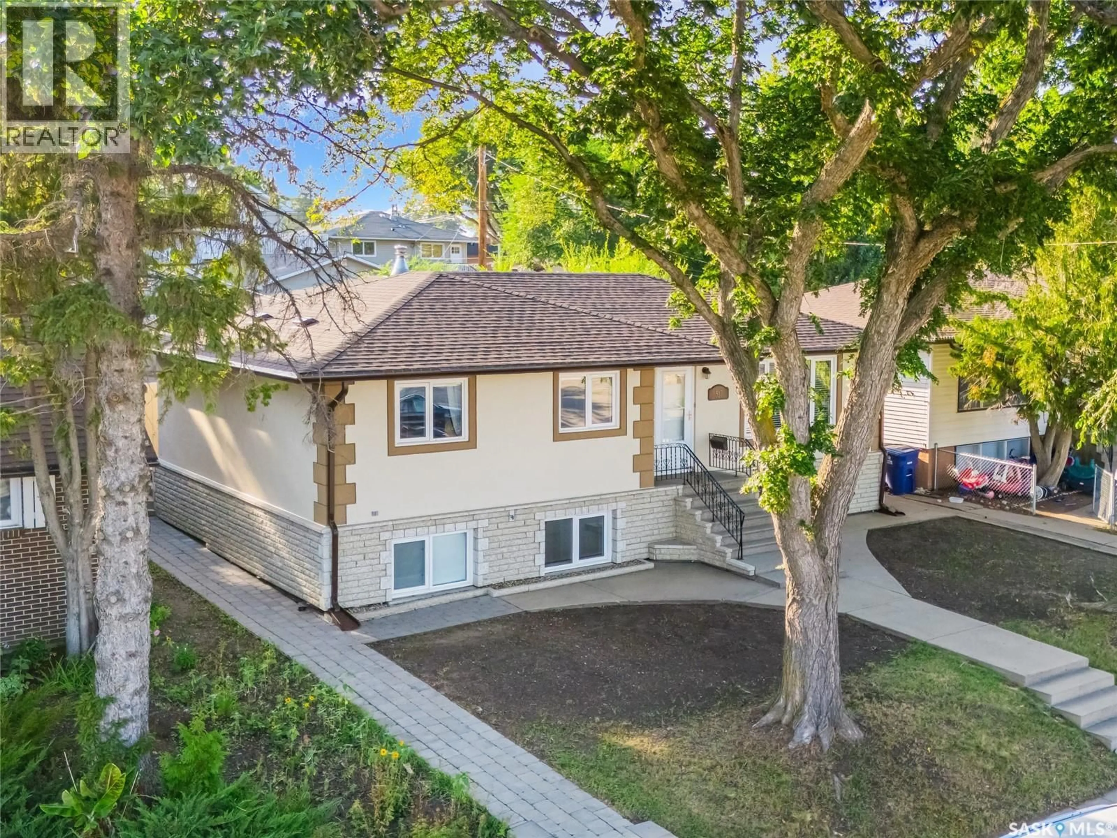 A pic from outside/outdoor area/front of a property/back of a property/a pic from drone, street for 517 O AVENUE, Saskatoon Saskatchewan S7L2V4